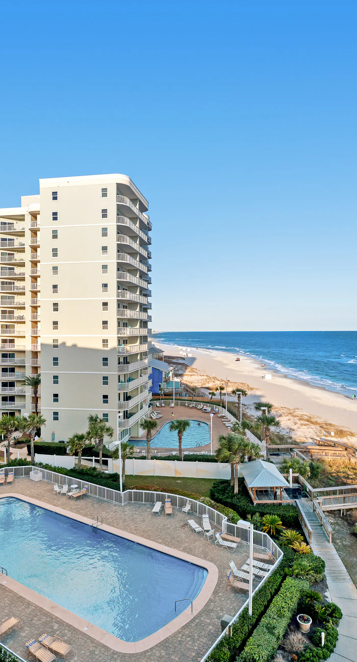 Excellent resort suite in beachfront location with WiFi, pool & elevator