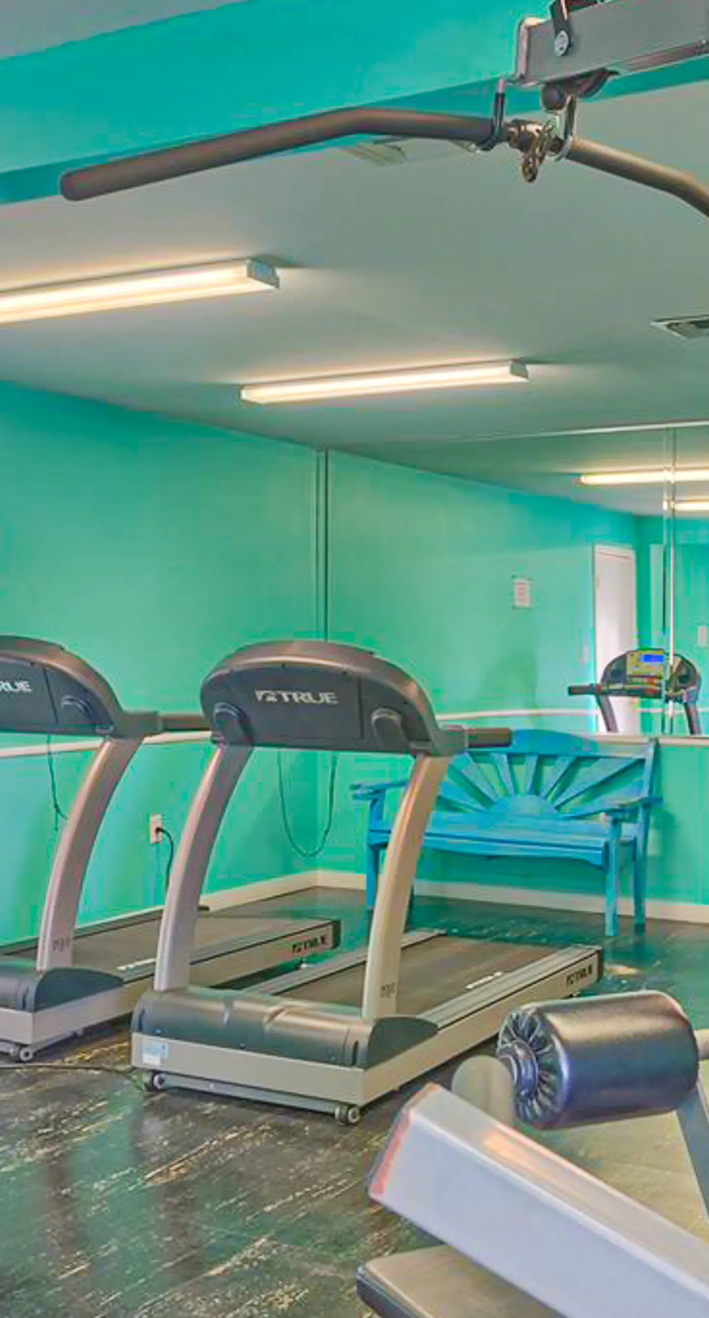 Excellent resort suite in beachfront location with WiFi, pool & elevator