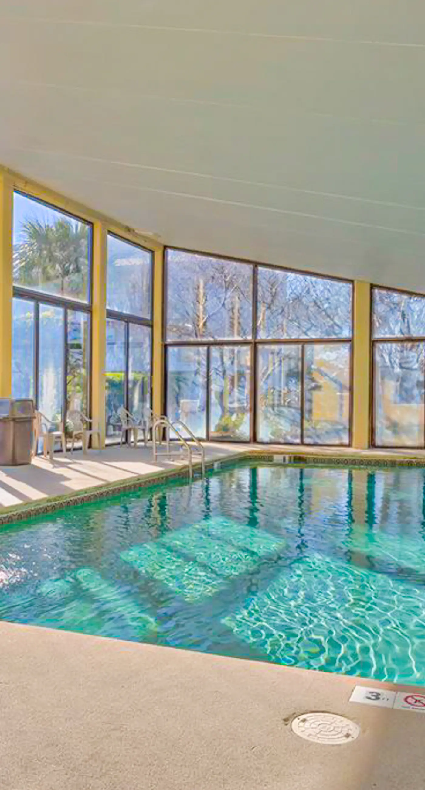 Excellent resort suite in beachfront location with WiFi, pool & elevator