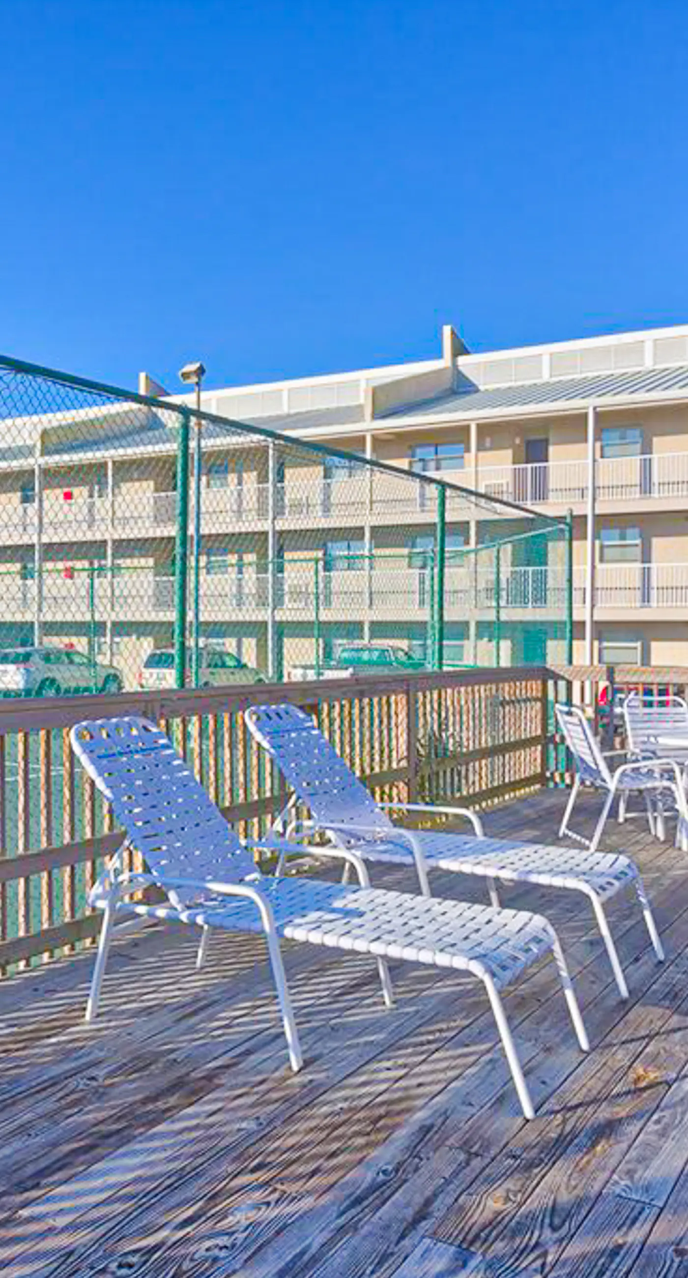 Excellent resort suite in beachfront location with WiFi, pool & elevator