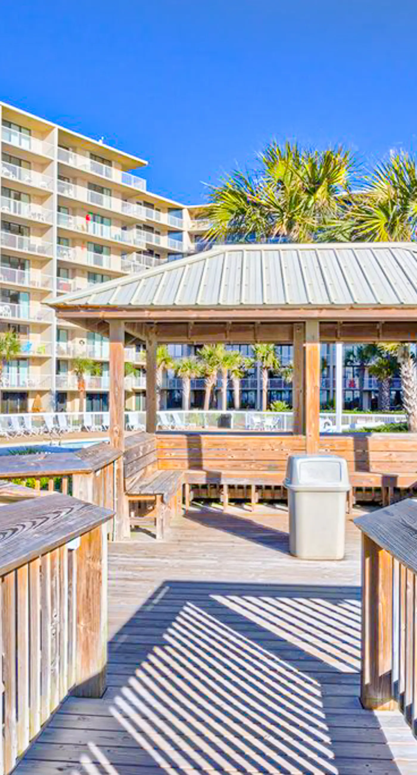 Excellent resort suite in beachfront location with WiFi, pool & elevator