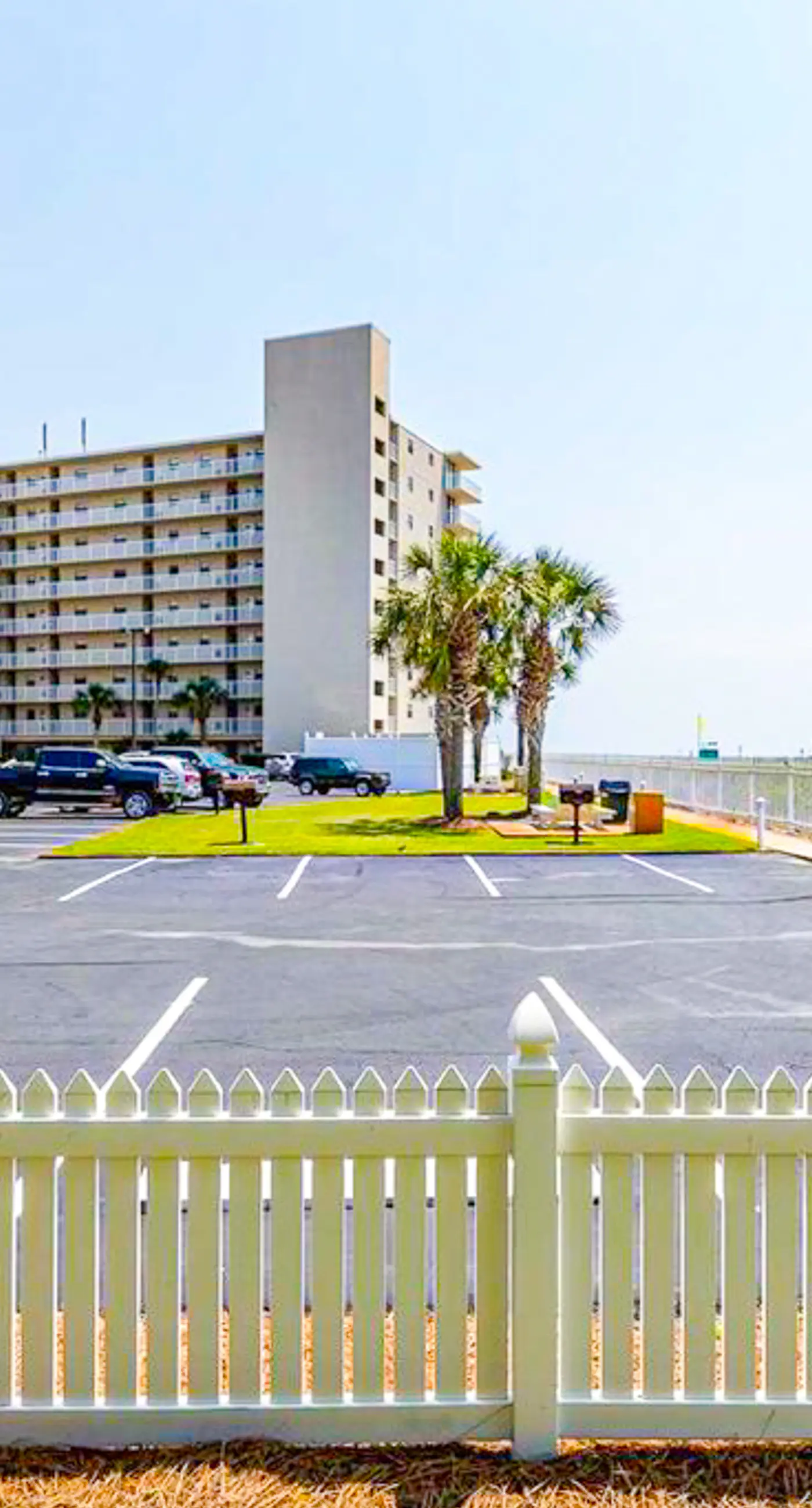 Excellent resort suite in beachfront location with WiFi, pool & elevator