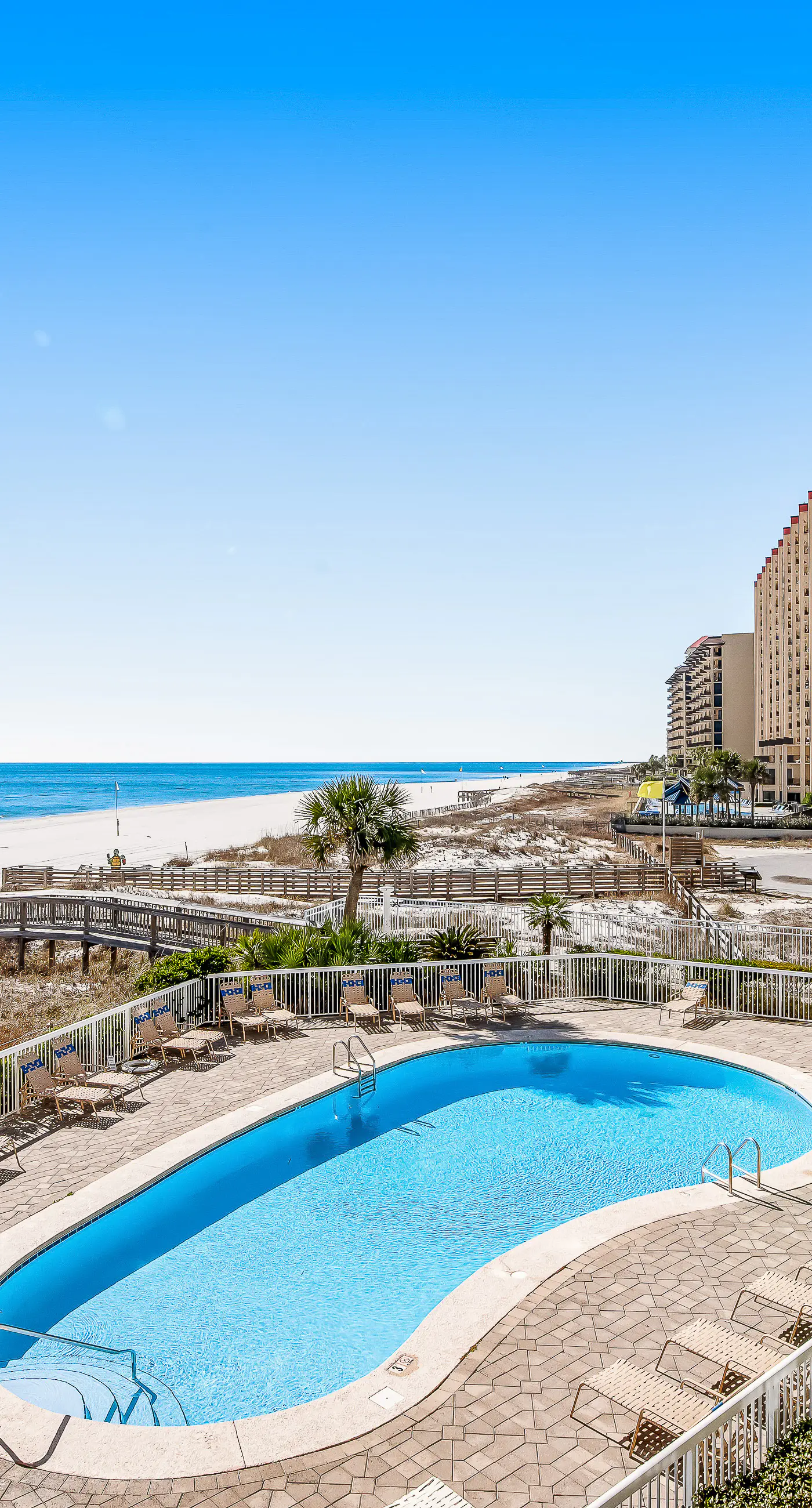 Excellent resort suite in beachfront location with WiFi, pool & elevator