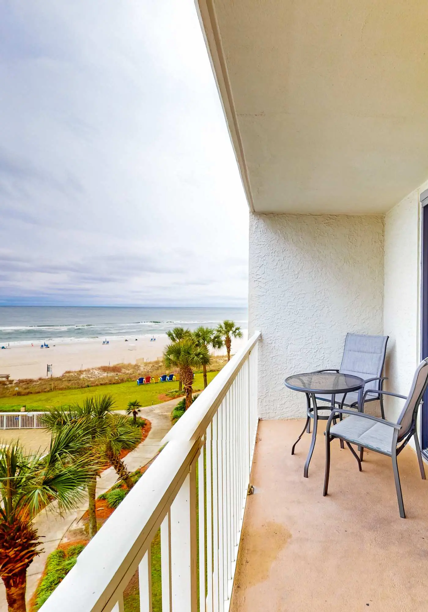 Excellent resort suite in beachfront location with WiFi, pool & elevator