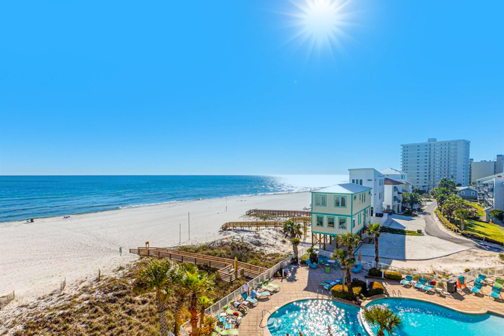 Beachfront condo with pool, tennis court, hot tub & central AC