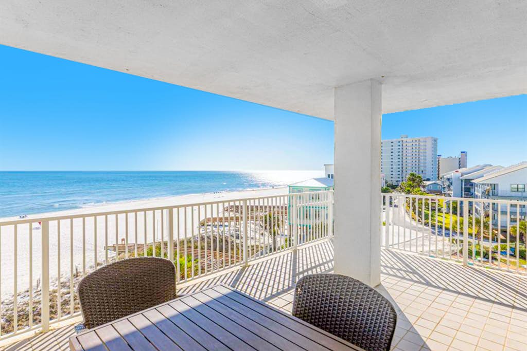 Beachfront condo with pool, tennis court, hot tub & central AC