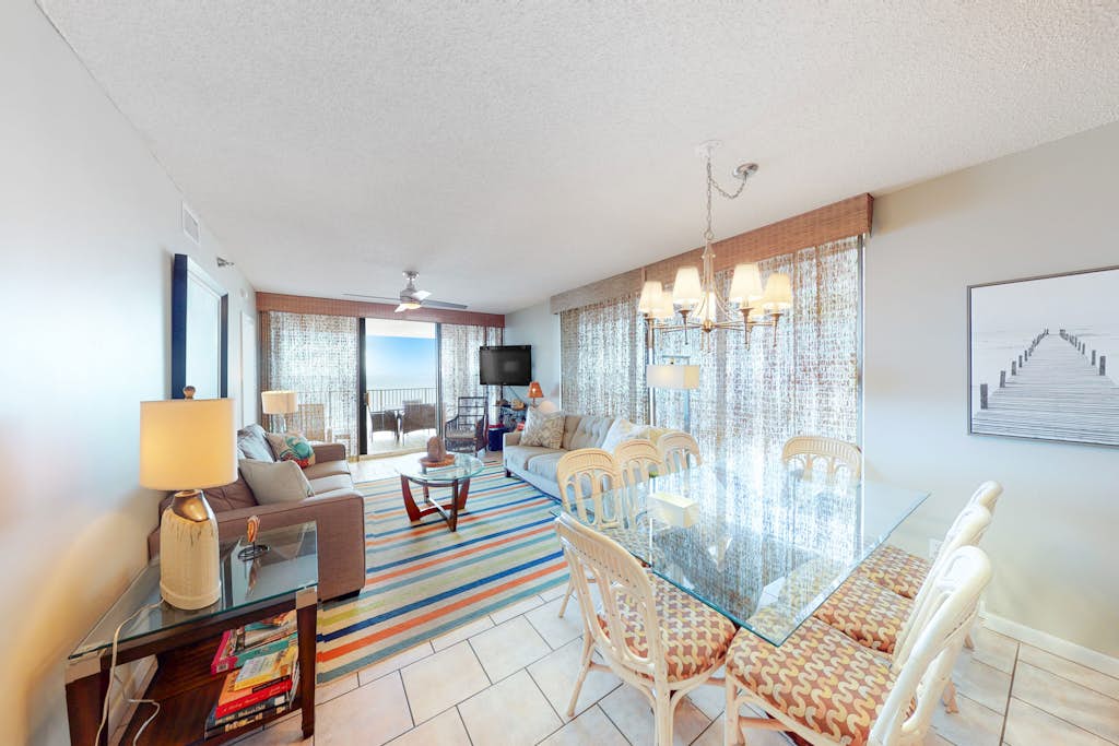 Beachfront condo with pool, tennis court, hot tub & central AC