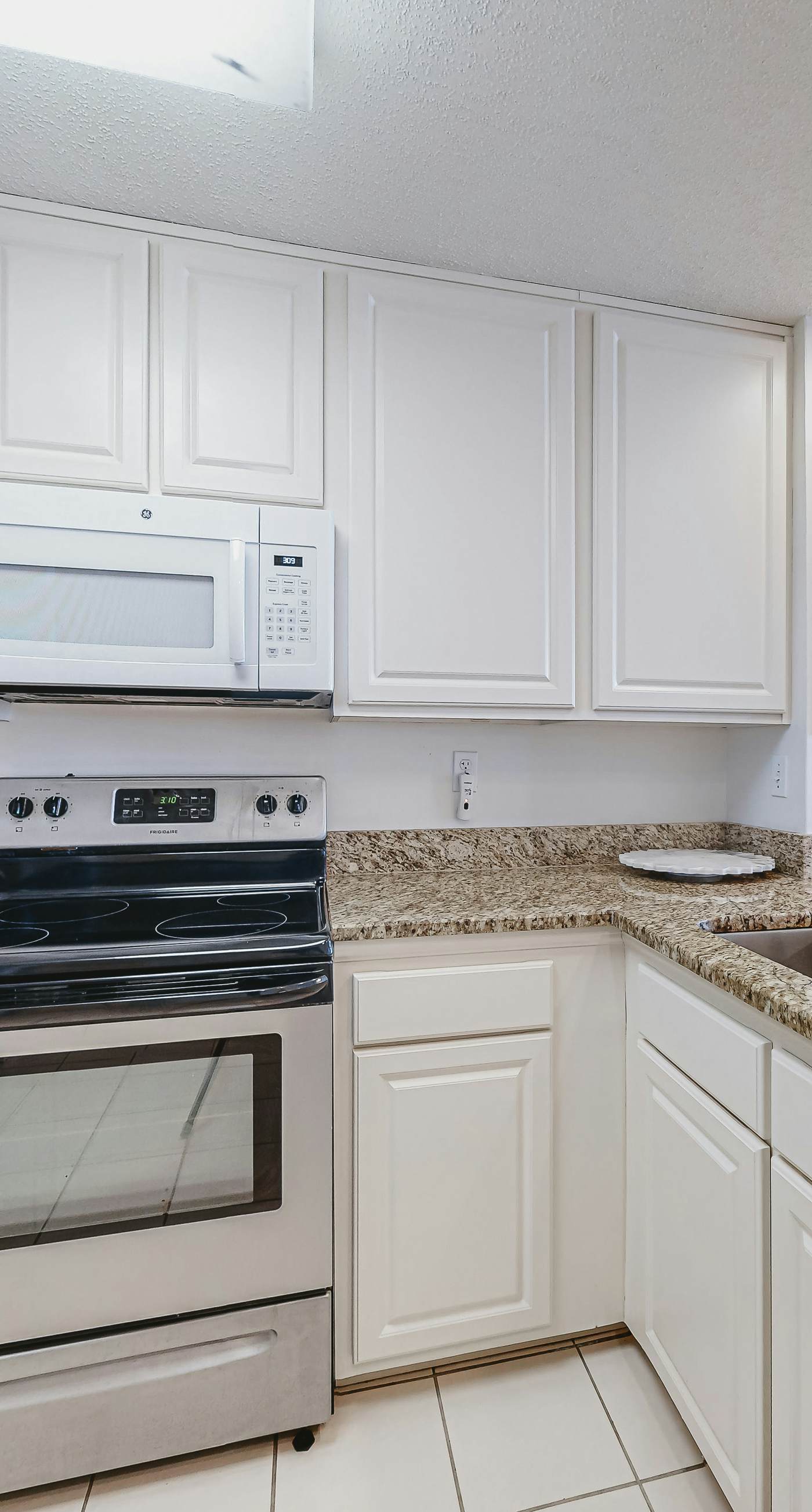 Beachfront resort condo with shared pool, tennis court, free WiFi, central AC