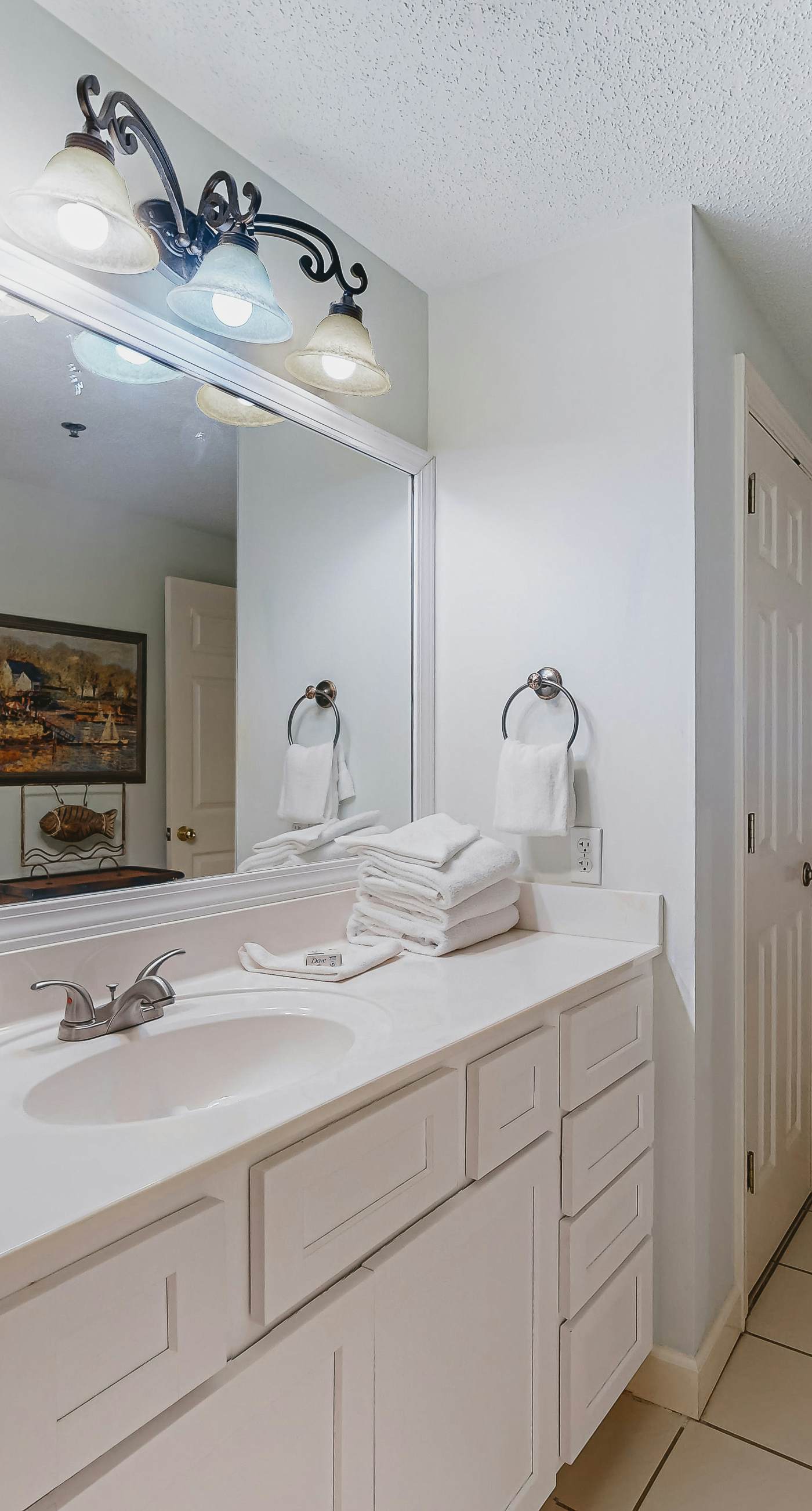 Beachfront resort condo with shared pool, tennis court, free WiFi, central AC