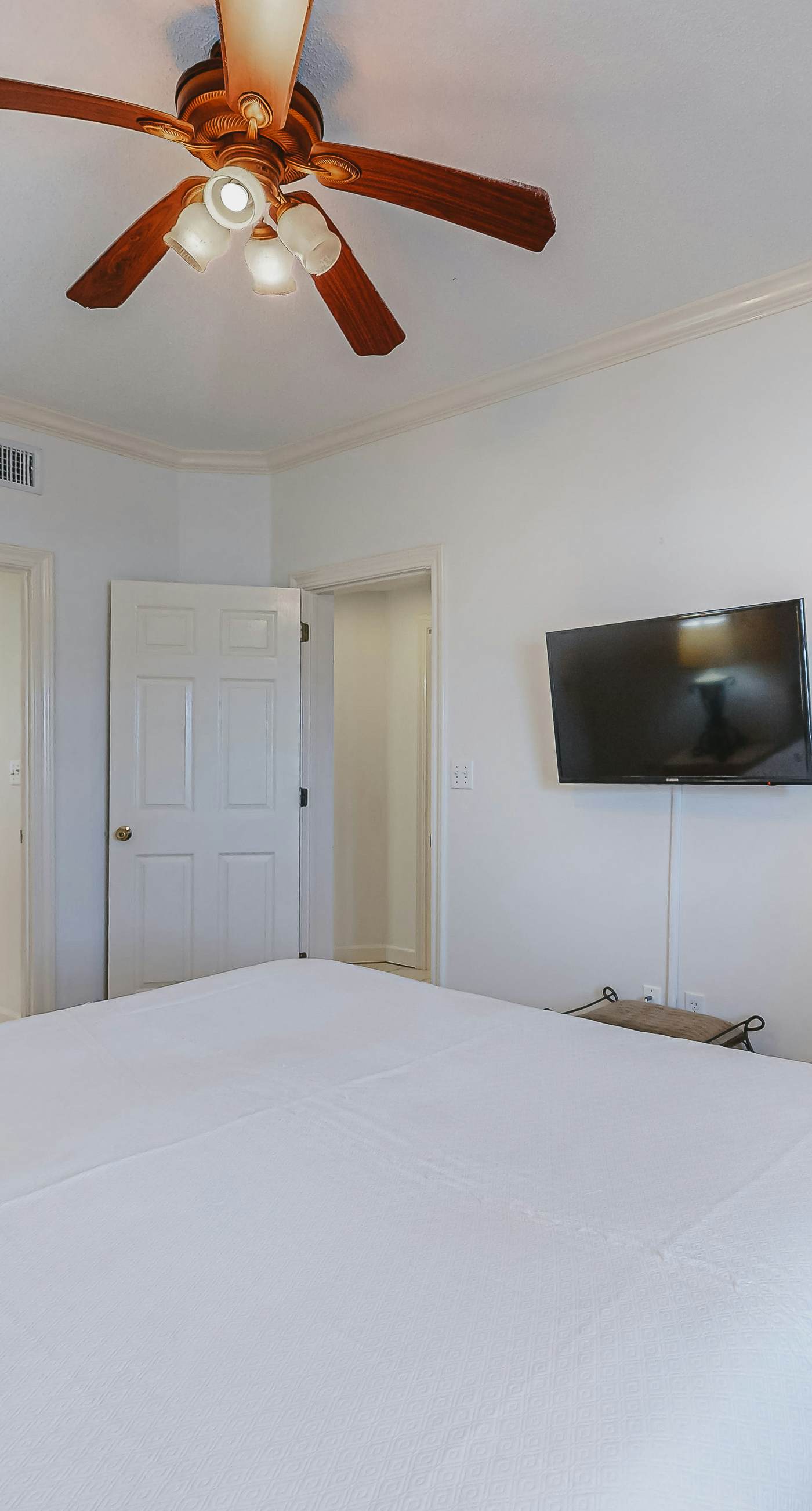 Beachfront resort condo with shared pool, tennis court, free WiFi, central AC