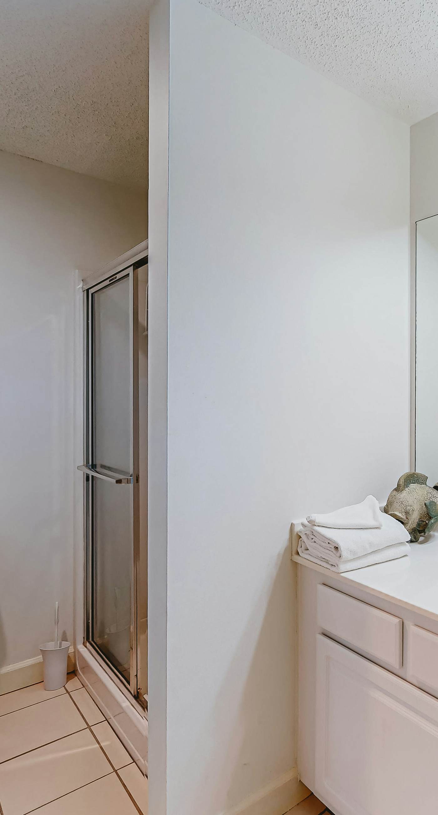 Beachfront resort condo with shared pool, tennis court, free WiFi, central AC