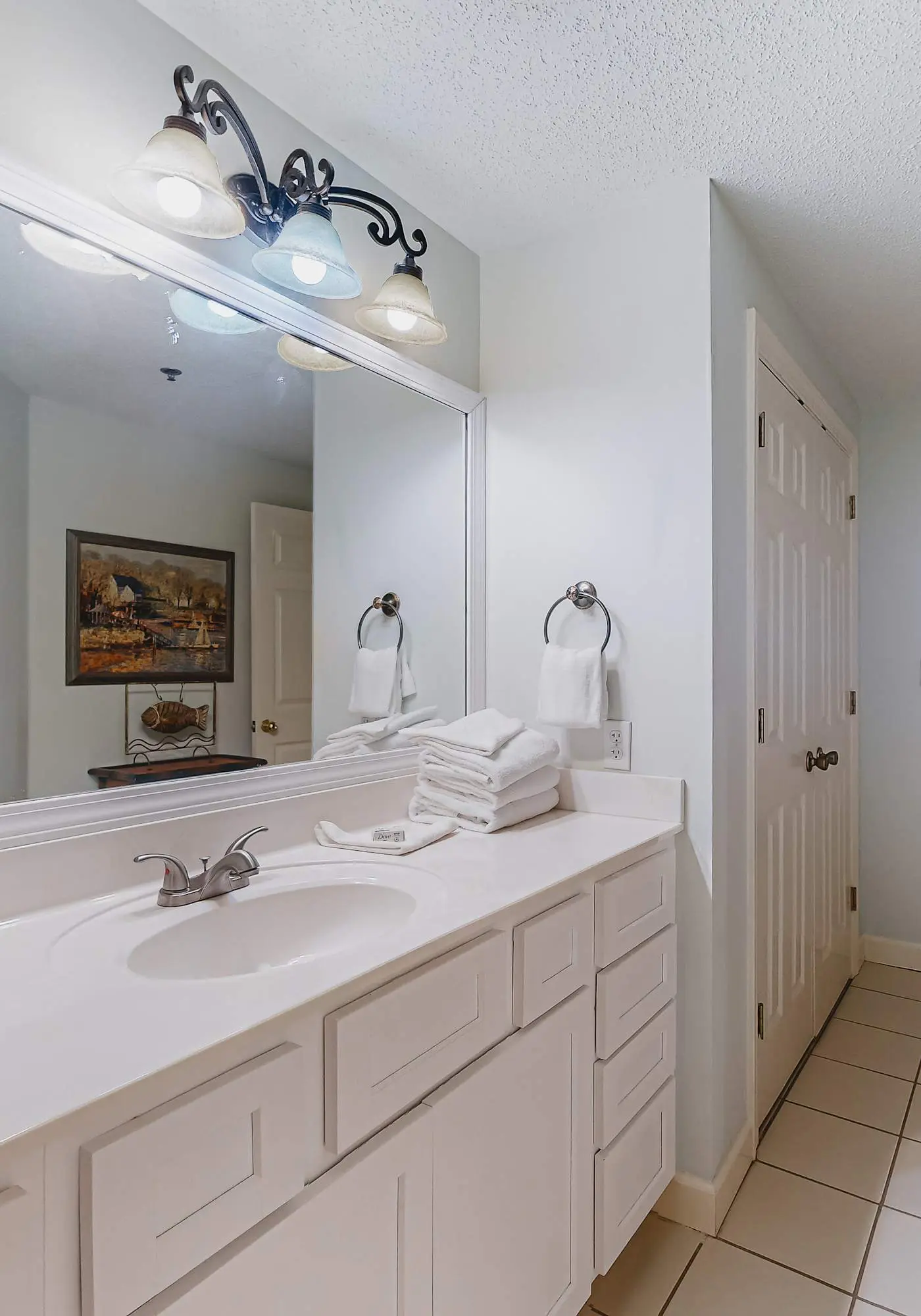 Beachfront resort condo with shared pool, tennis court, free WiFi, central AC