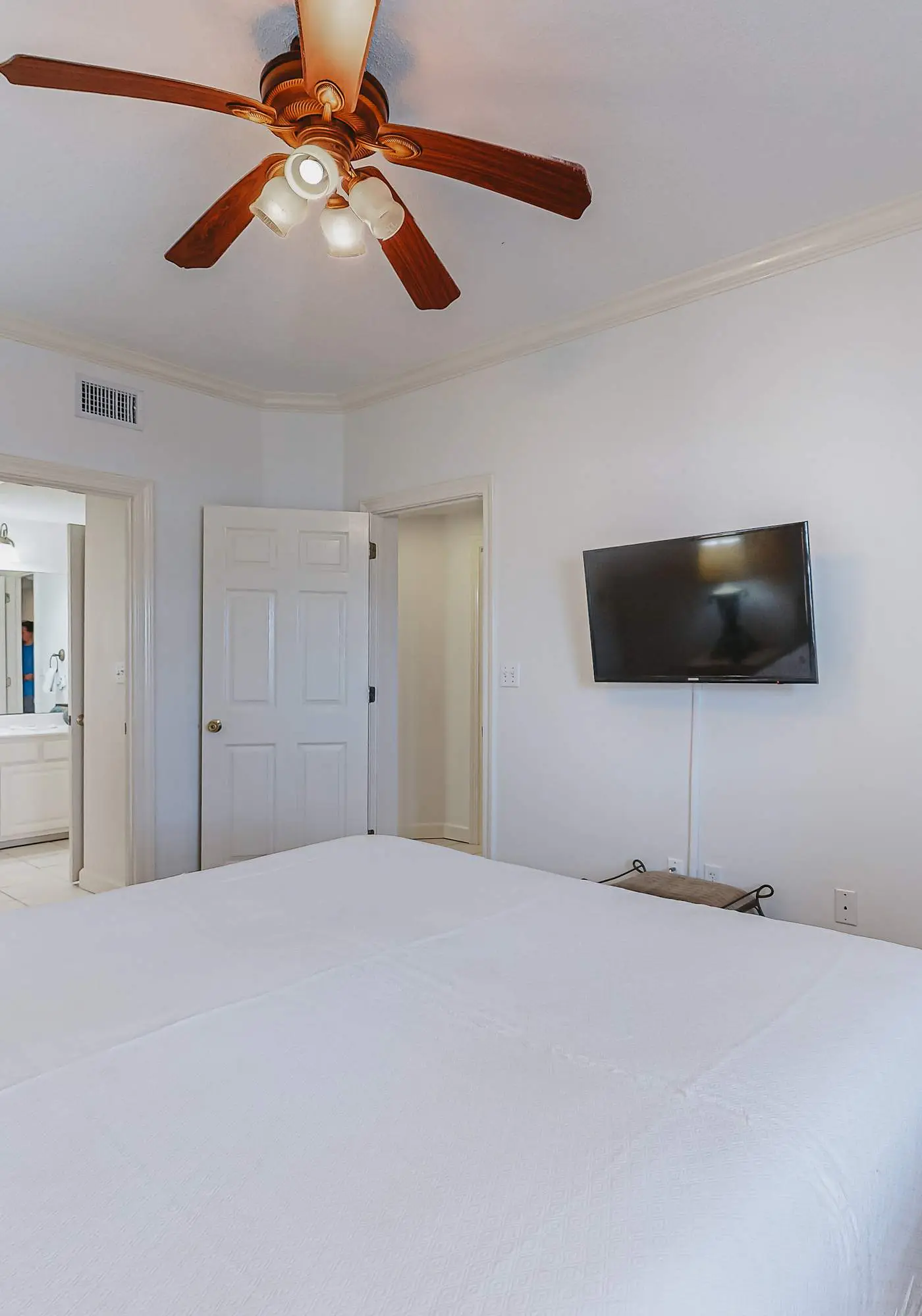 Beachfront resort condo with shared pool, tennis court, free WiFi, central AC