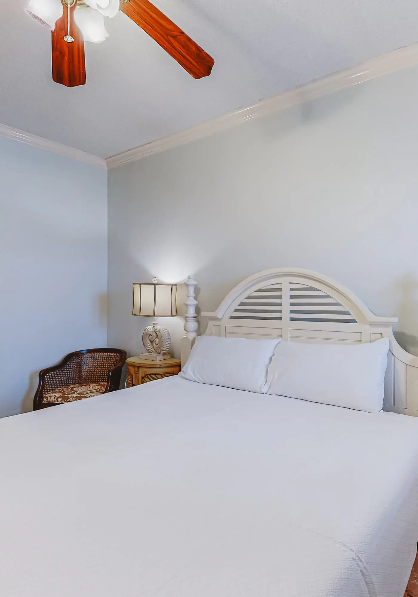 Beachfront resort condo with shared pool, tennis court, free WiFi, central AC