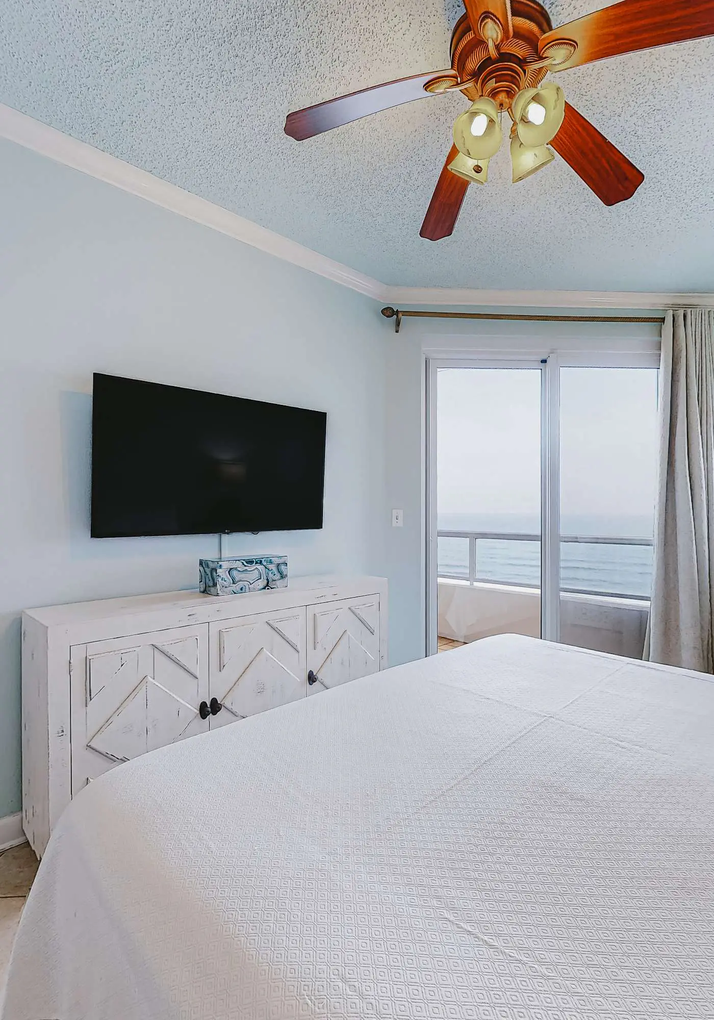 Beachfront resort condo with shared pool, tennis court, free WiFi, central AC