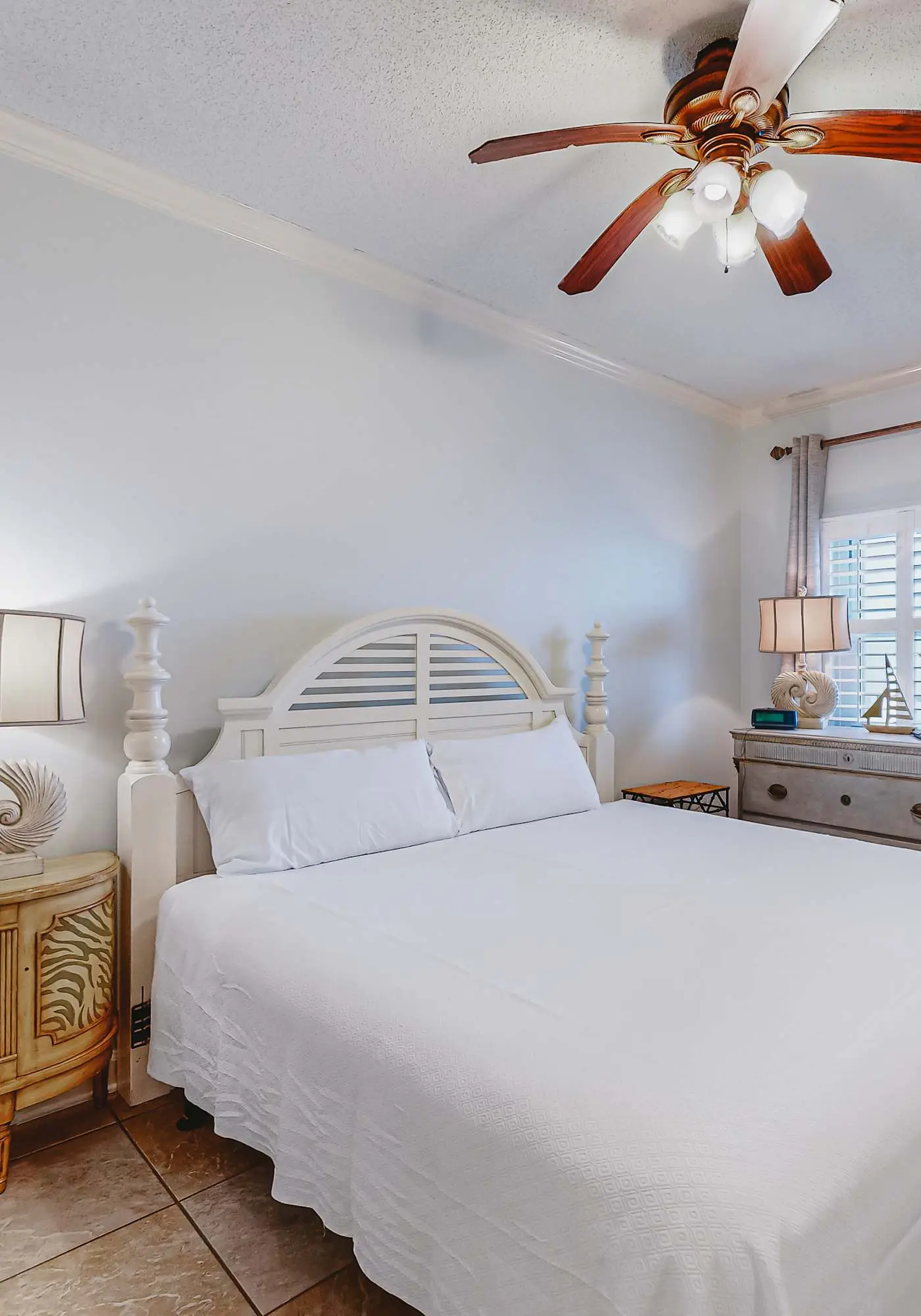 Beachfront resort condo with shared pool, tennis court, free WiFi, central AC