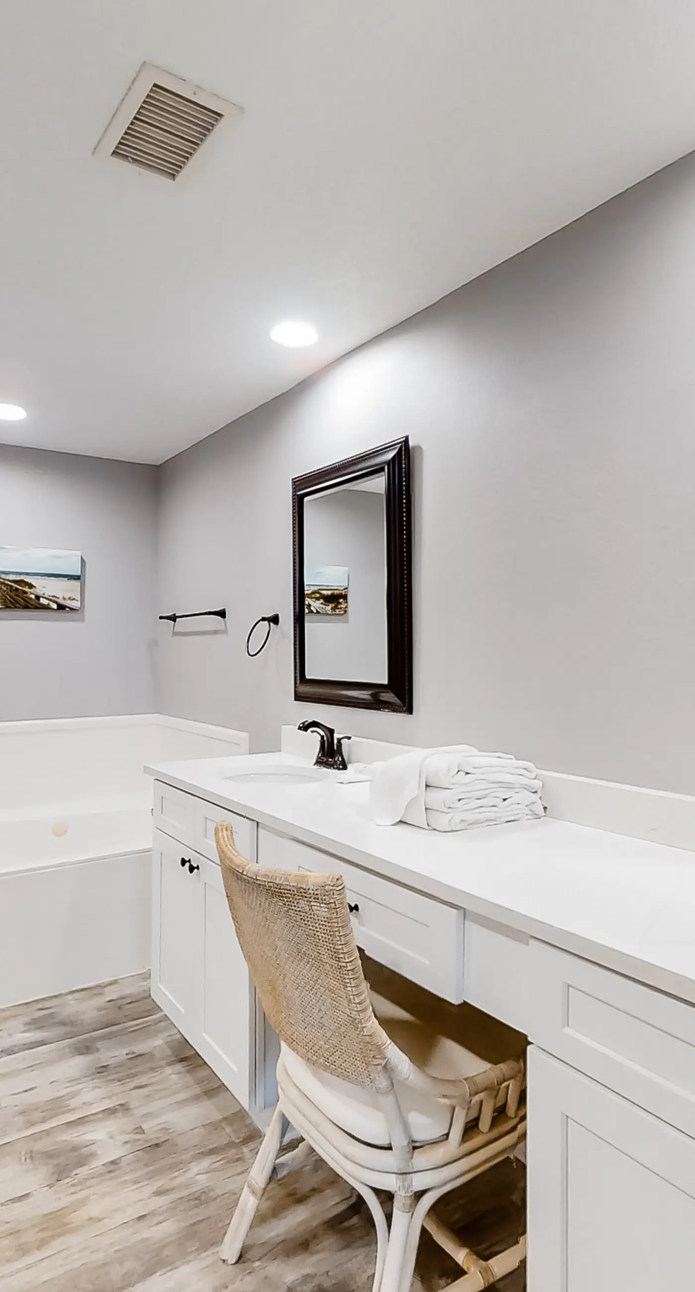 Wonderful resort condo with shared pool and tennis court, free WiFi, central AC