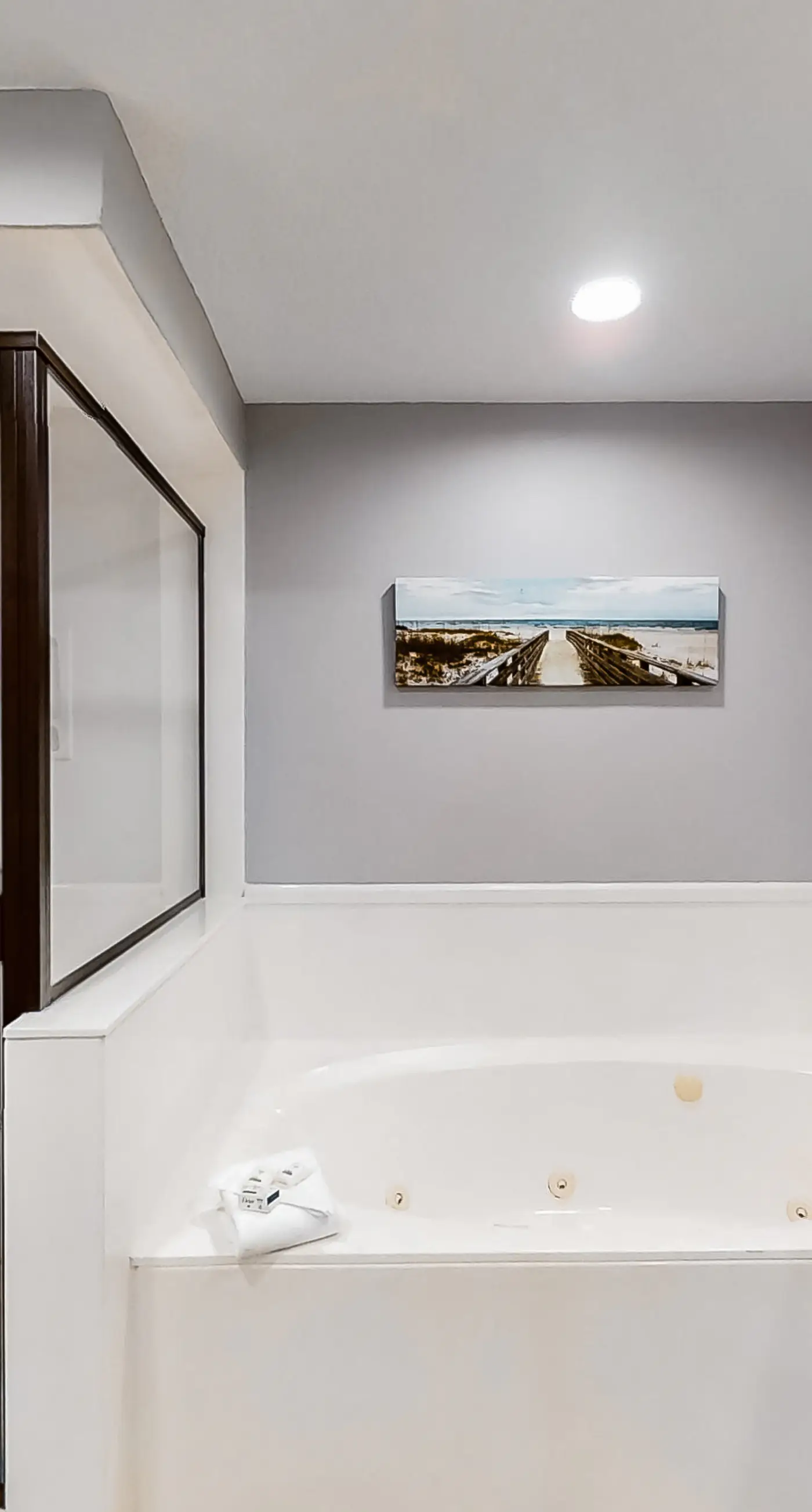 Wonderful resort condo with shared pool and tennis court, free WiFi, central AC