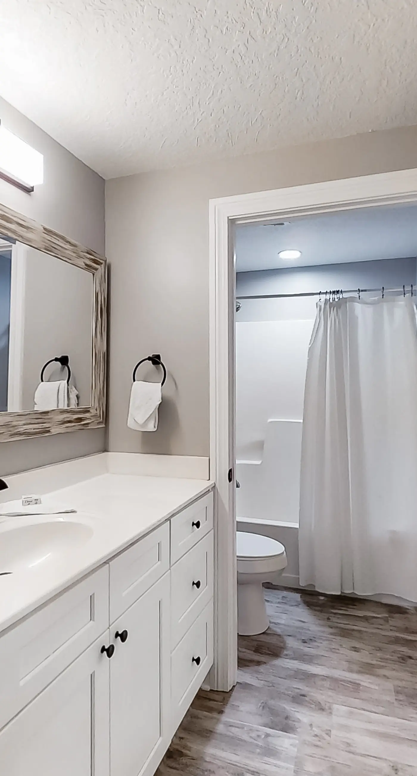 Wonderful resort condo with shared pool and tennis court, free WiFi, central AC