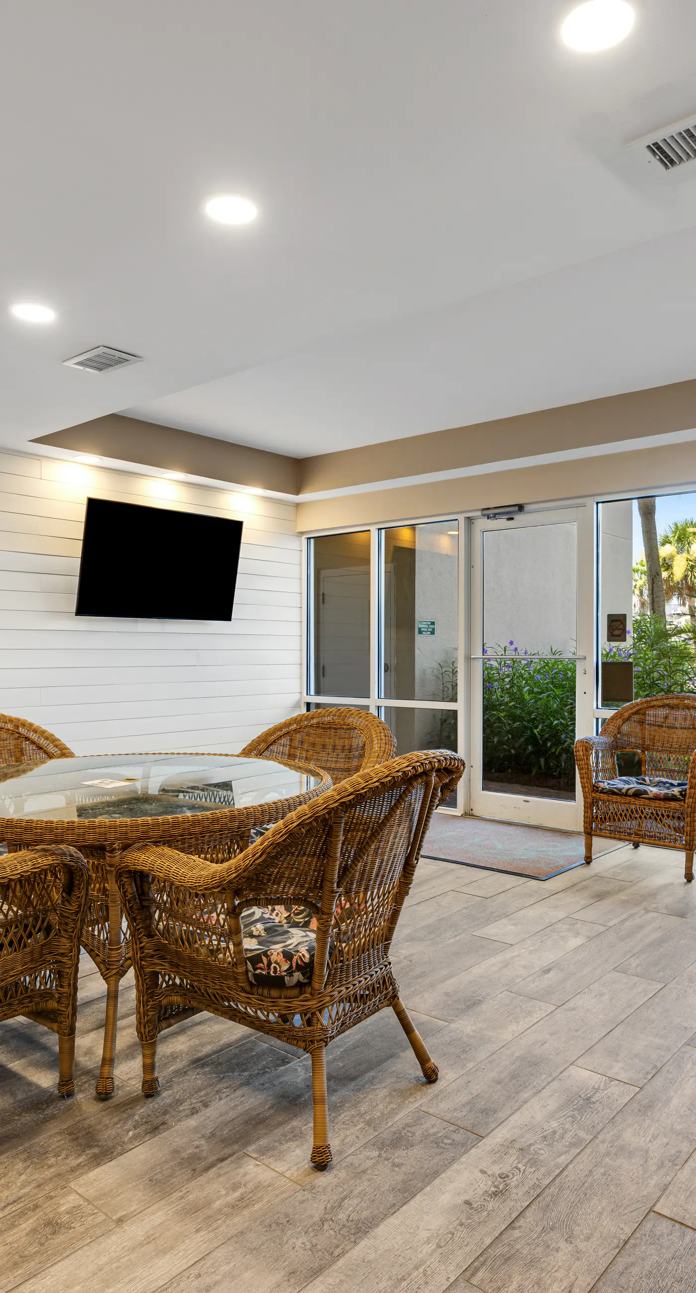 Wonderful resort condo with shared pool and tennis court, free WiFi, central AC