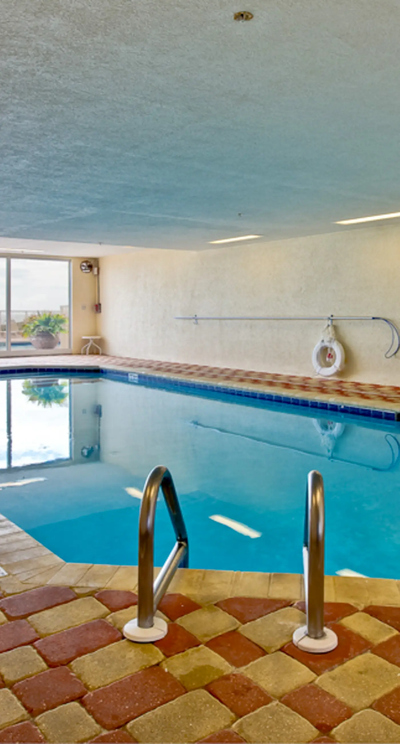 Wonderful resort condo with shared pool and tennis court, free WiFi, central AC