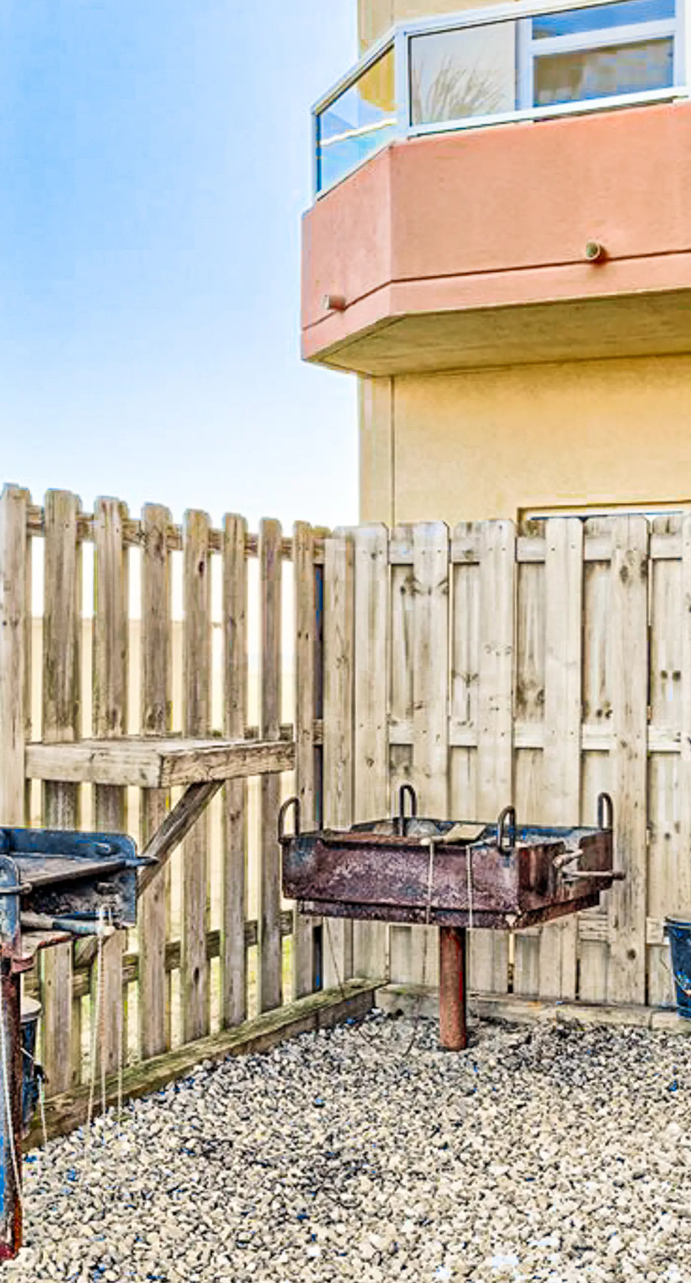 Wonderful resort condo with shared pool and tennis court, free WiFi, central AC