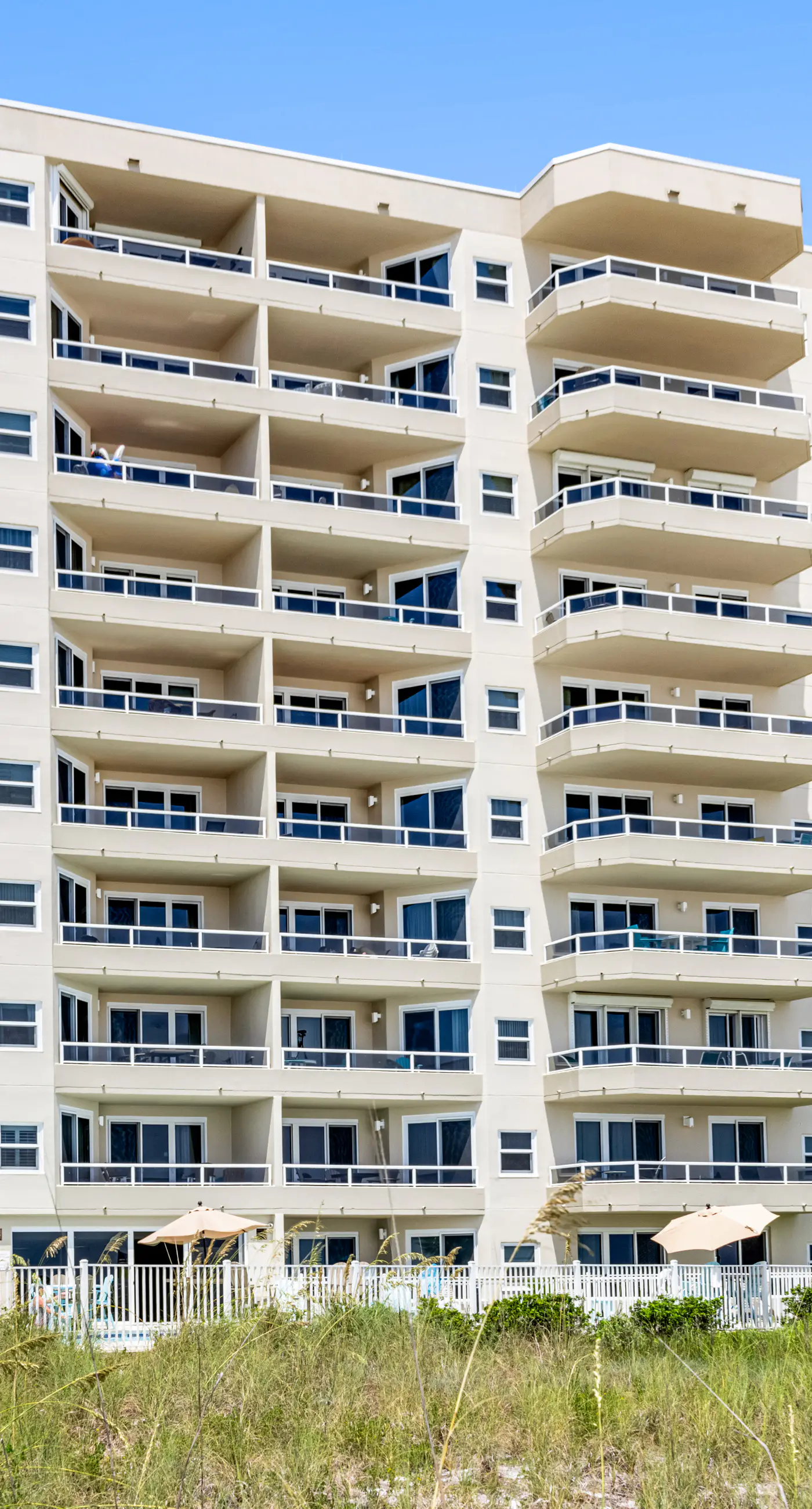 Wonderful resort condo with shared pool and tennis court, free WiFi, central AC