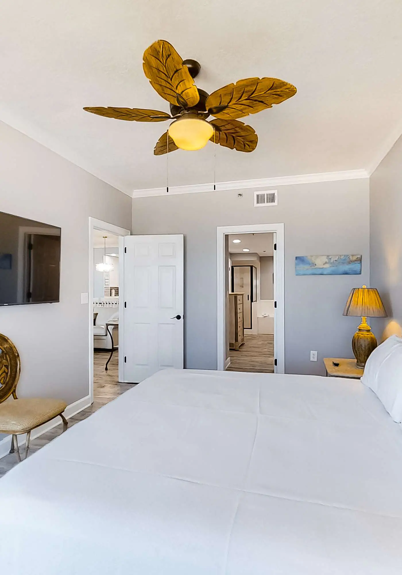 Wonderful resort condo with shared pool and tennis court, free WiFi, central AC