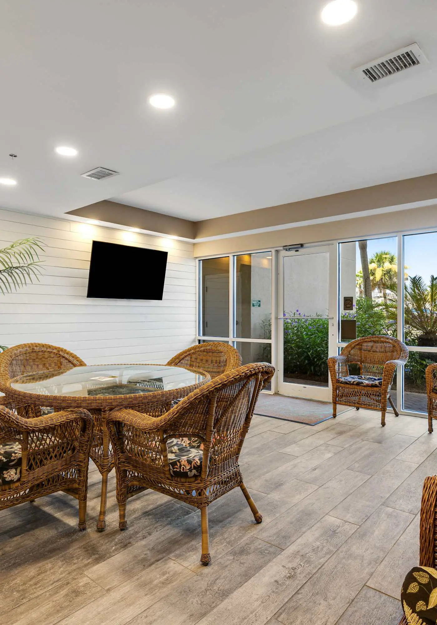 Wonderful resort condo with shared pool and tennis court, free WiFi, central AC