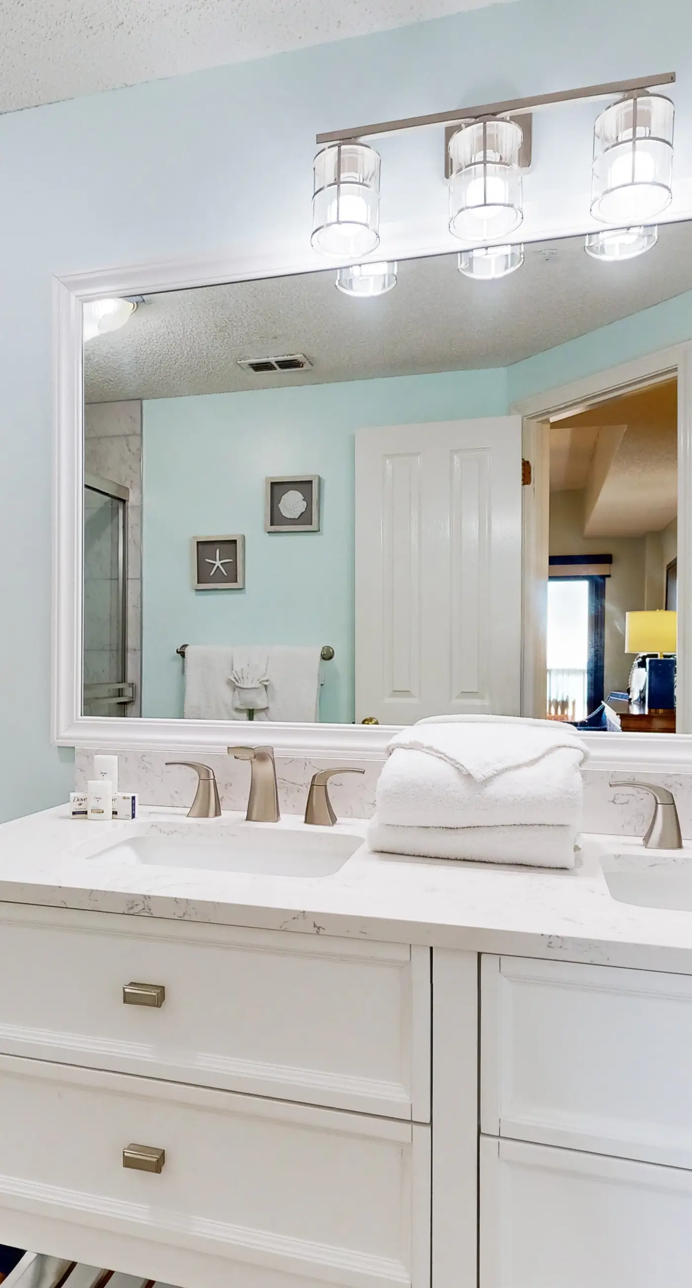 Delightful Corner Getaway With Gulf Views, Beach Access, Free WiFi & Shared Pools