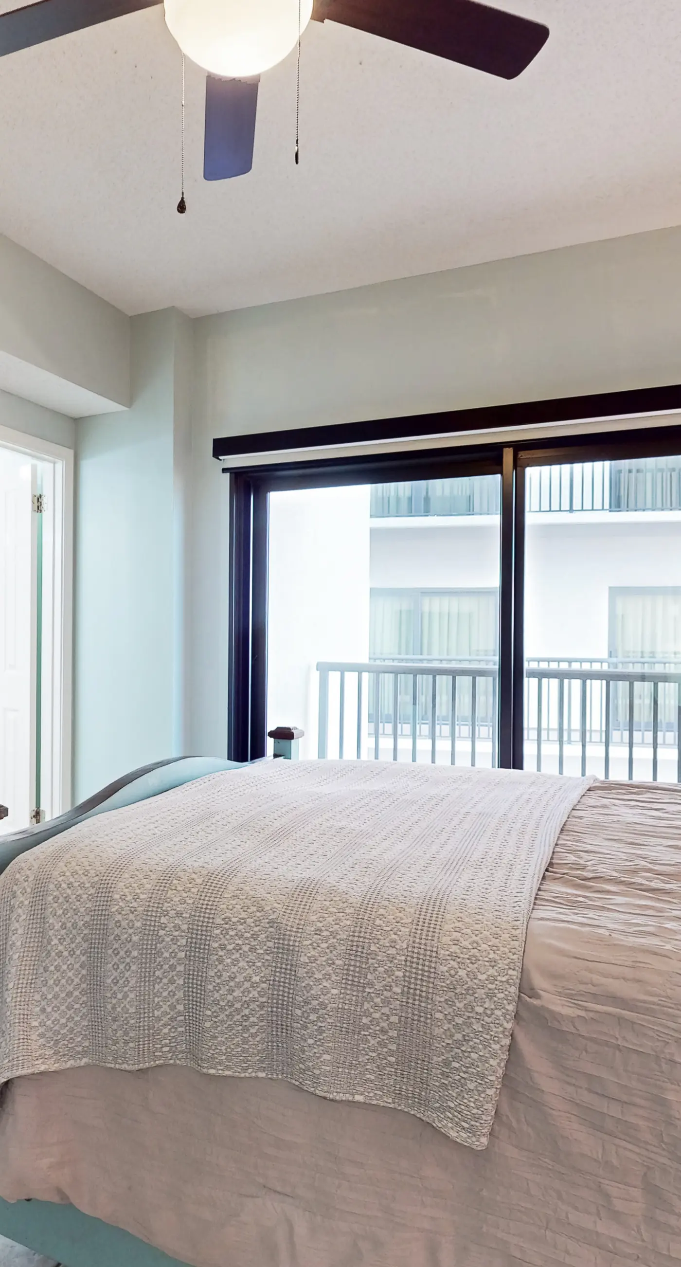 Delightful Corner Getaway With Gulf Views, Beach Access, Free WiFi & Shared Pools