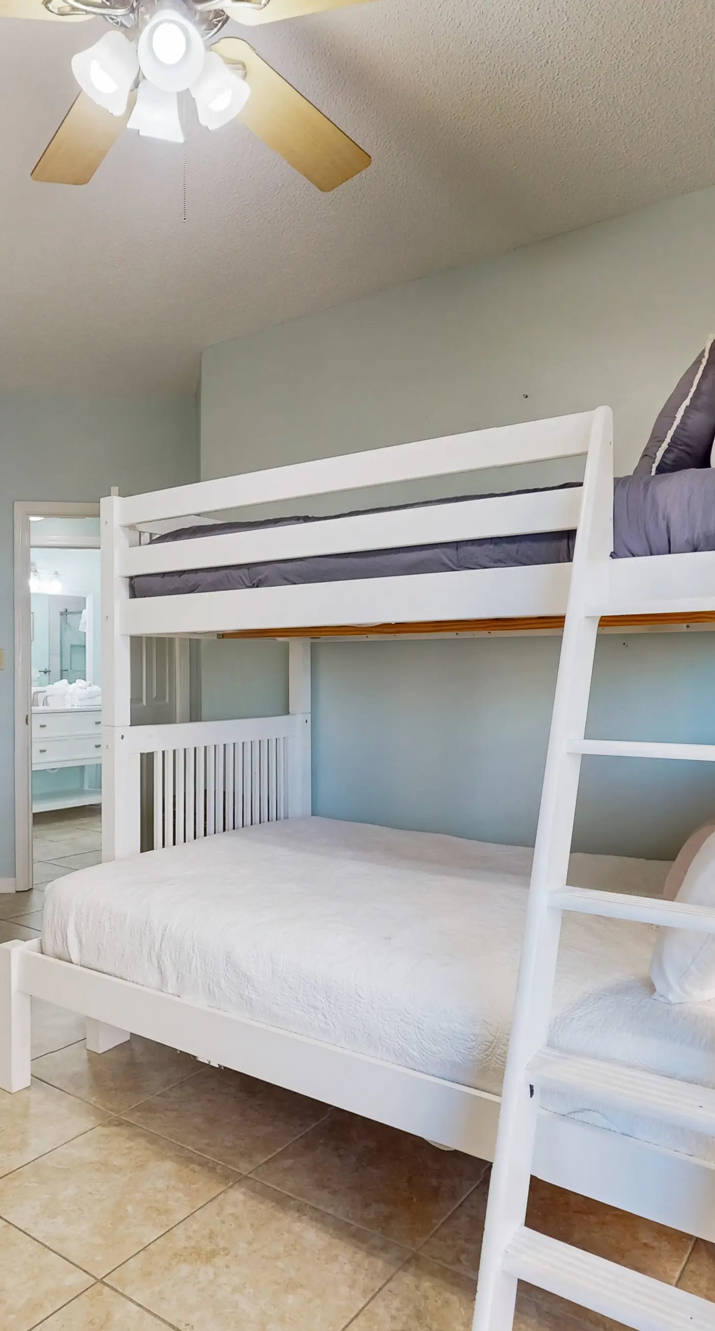 Delightful Corner Getaway With Gulf Views, Beach Access, Free WiFi & Shared Pools