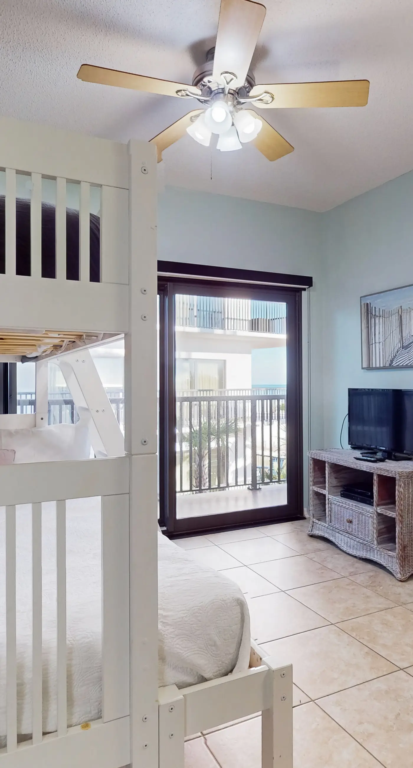 Delightful Corner Getaway With Gulf Views, Beach Access, Free WiFi & Shared Pools