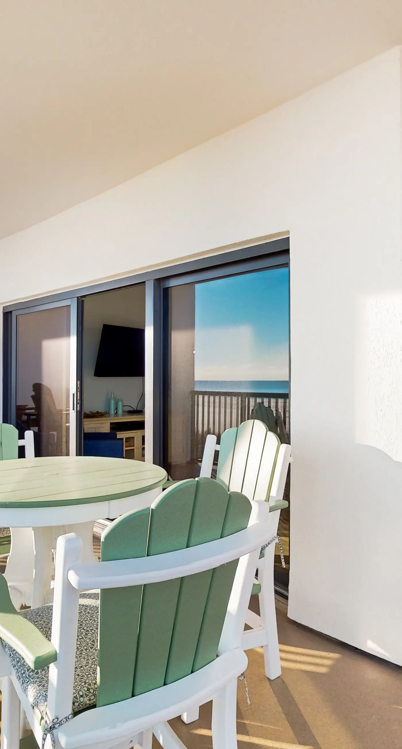 Delightful Corner Getaway With Gulf Views, Beach Access, Free WiFi & Shared Pools