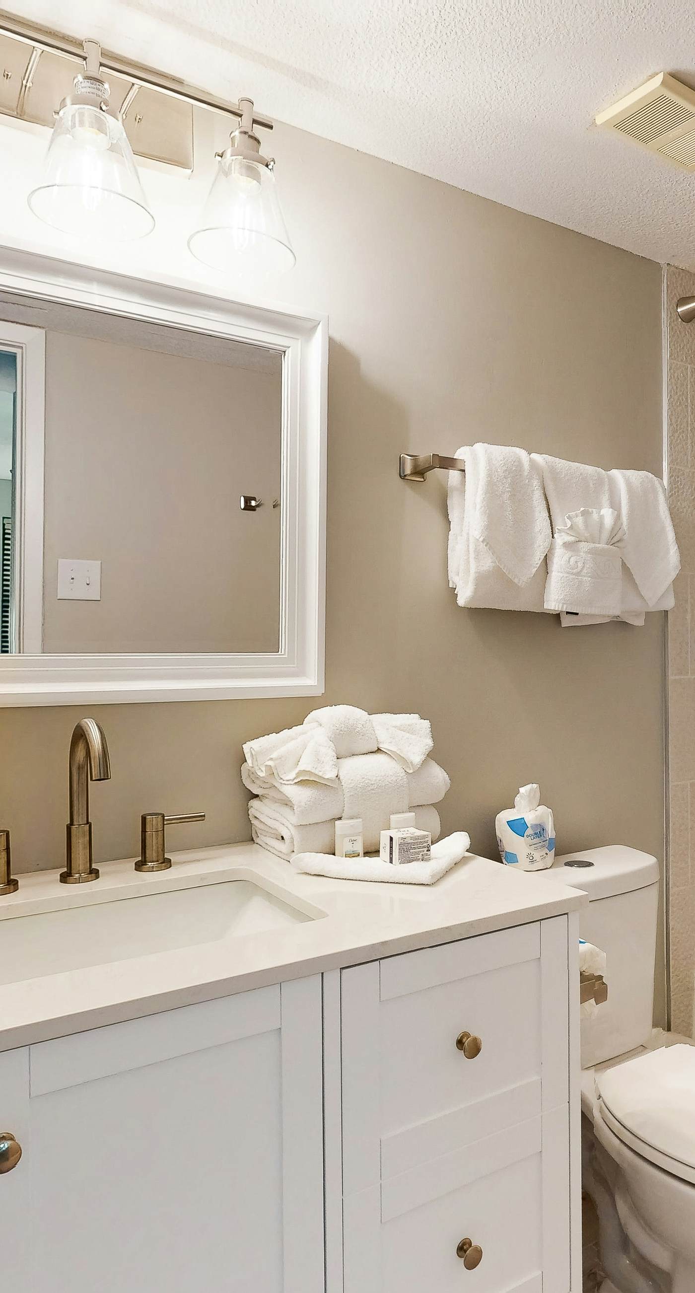 Renovated beachfront condo with balcony, central AC, pool, hot tub & tennis