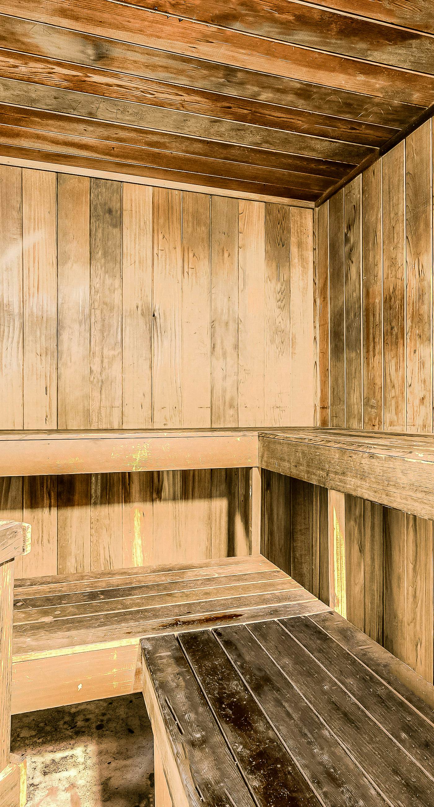 Renovated beachfront condo with balcony, central AC, pool, hot tub & tennis