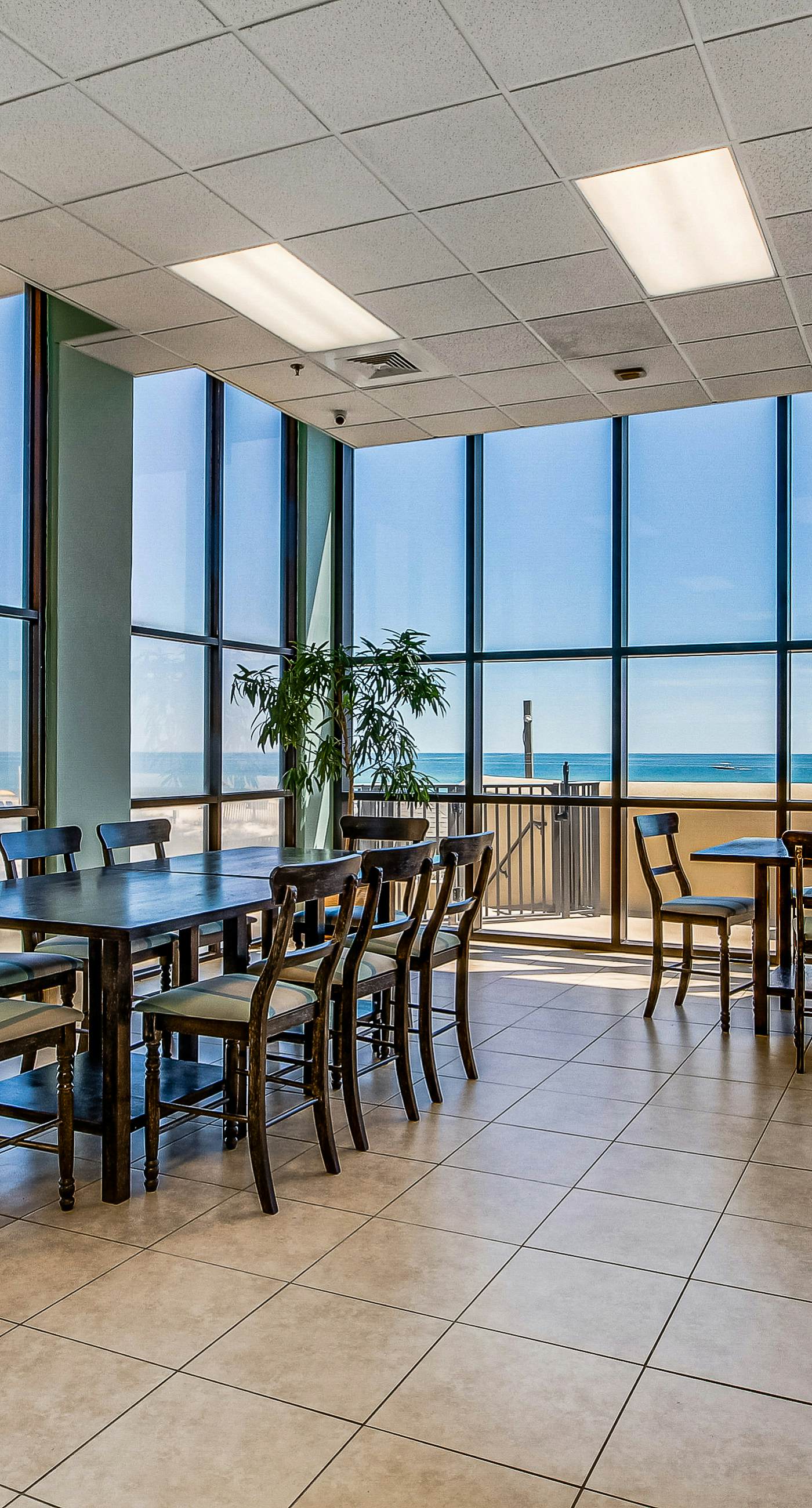 Renovated beachfront condo with balcony, central AC, pool, hot tub & tennis