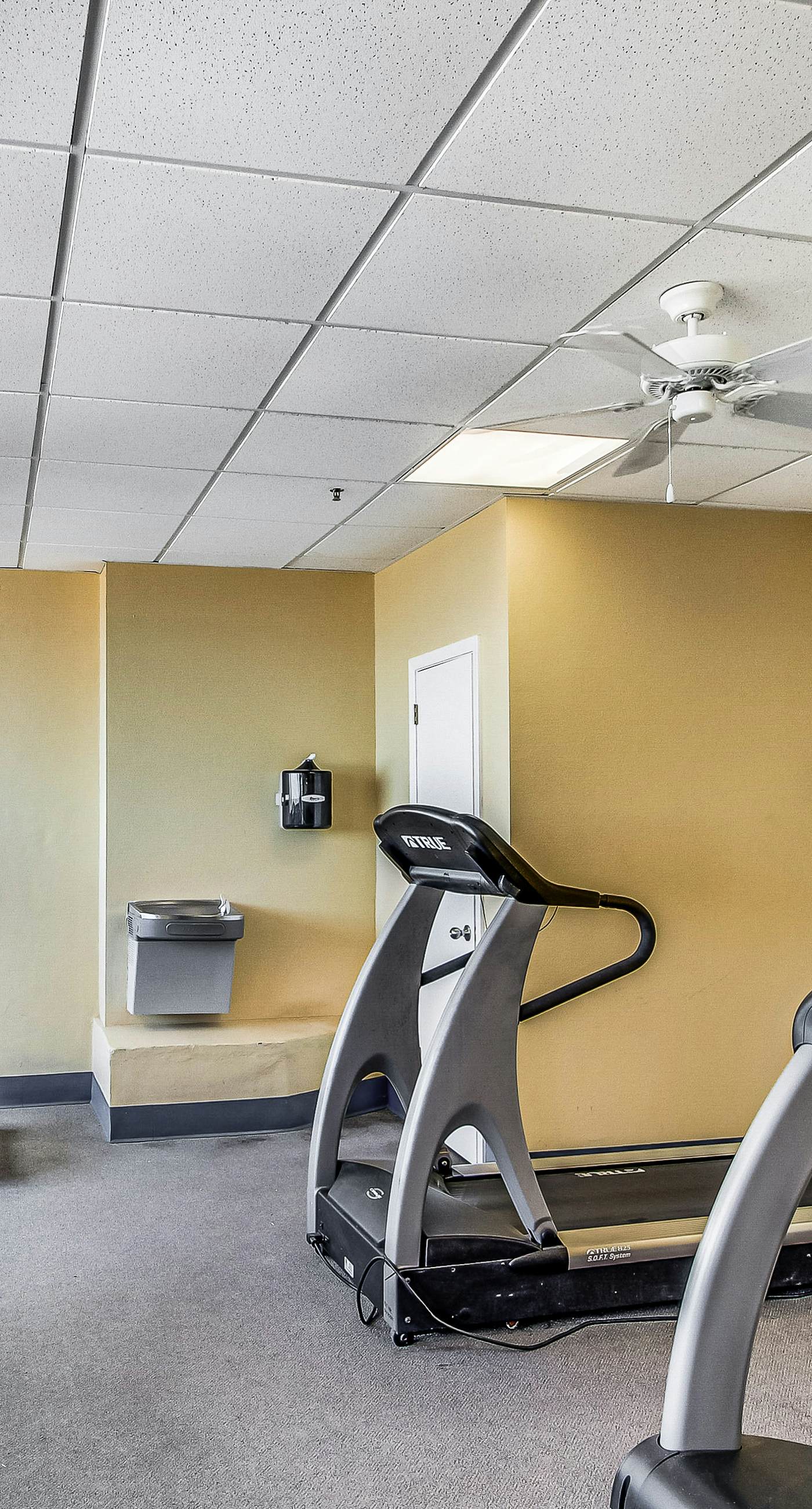 Renovated beachfront condo with balcony, central AC, pool, hot tub & tennis