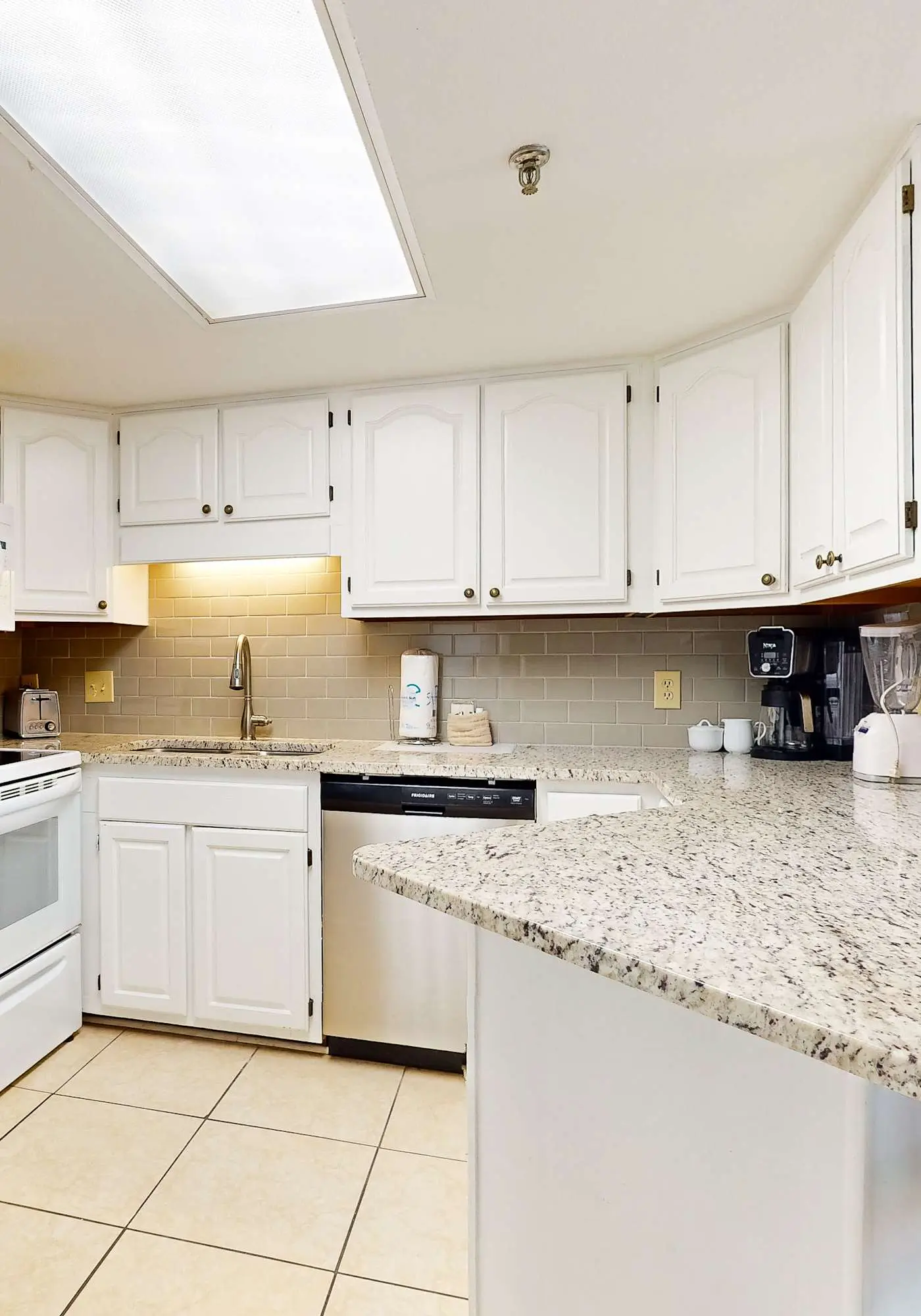 Renovated beachfront condo with balcony, central AC, pool, hot tub & tennis