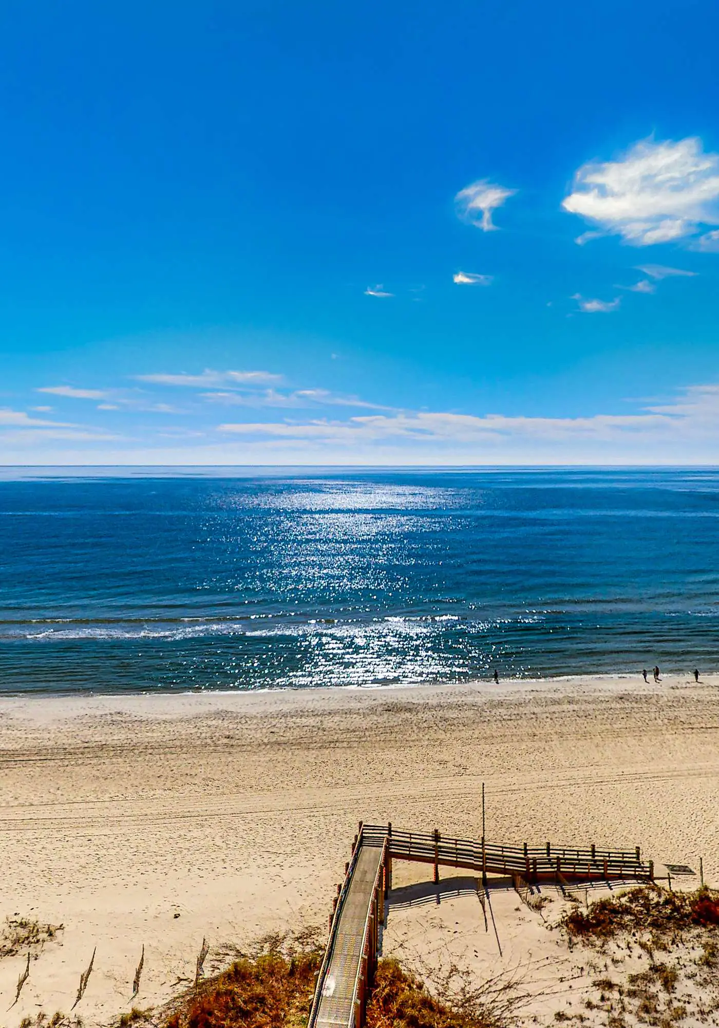 Renovated beachfront condo with balcony, central AC, pool, hot tub & tennis