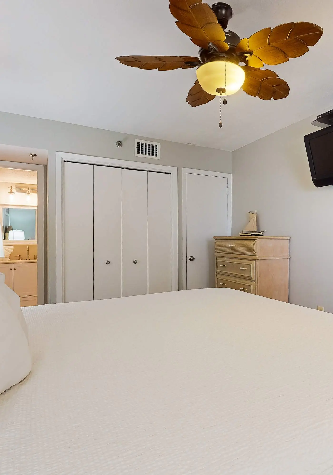 Renovated beachfront condo with balcony, central AC, pool, hot tub & tennis