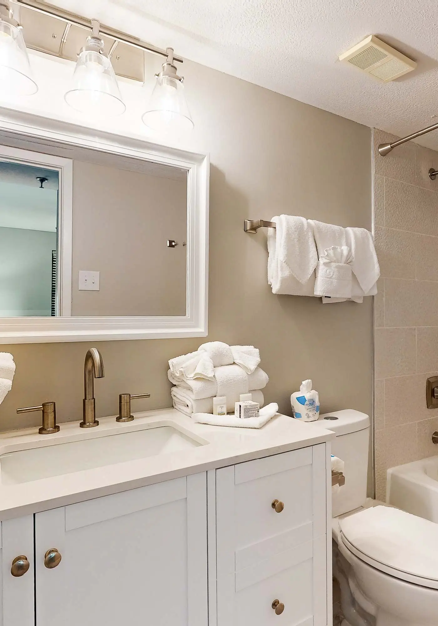 Renovated beachfront condo with balcony, central AC, pool, hot tub & tennis