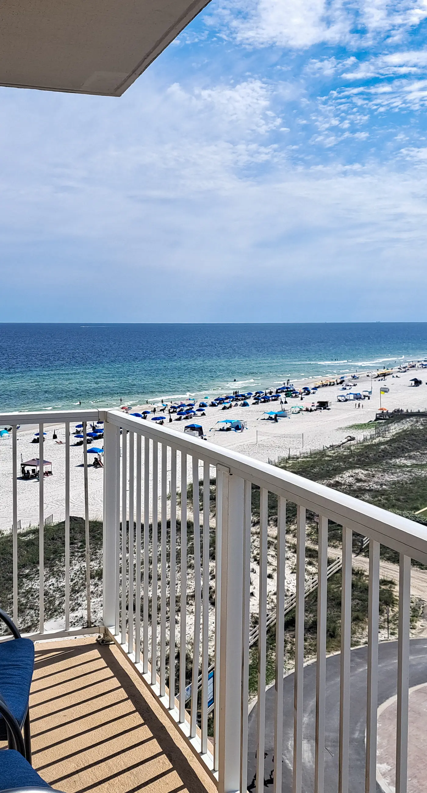 8th-floor beachfront condo w/ fitness center, hot tub, tennis courts, & 3 pools