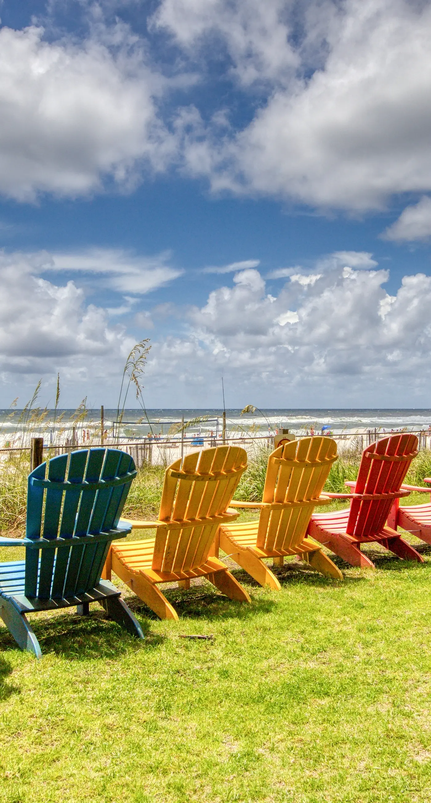 8th-floor beachfront condo w/ fitness center, hot tub, tennis courts, & 3 pools