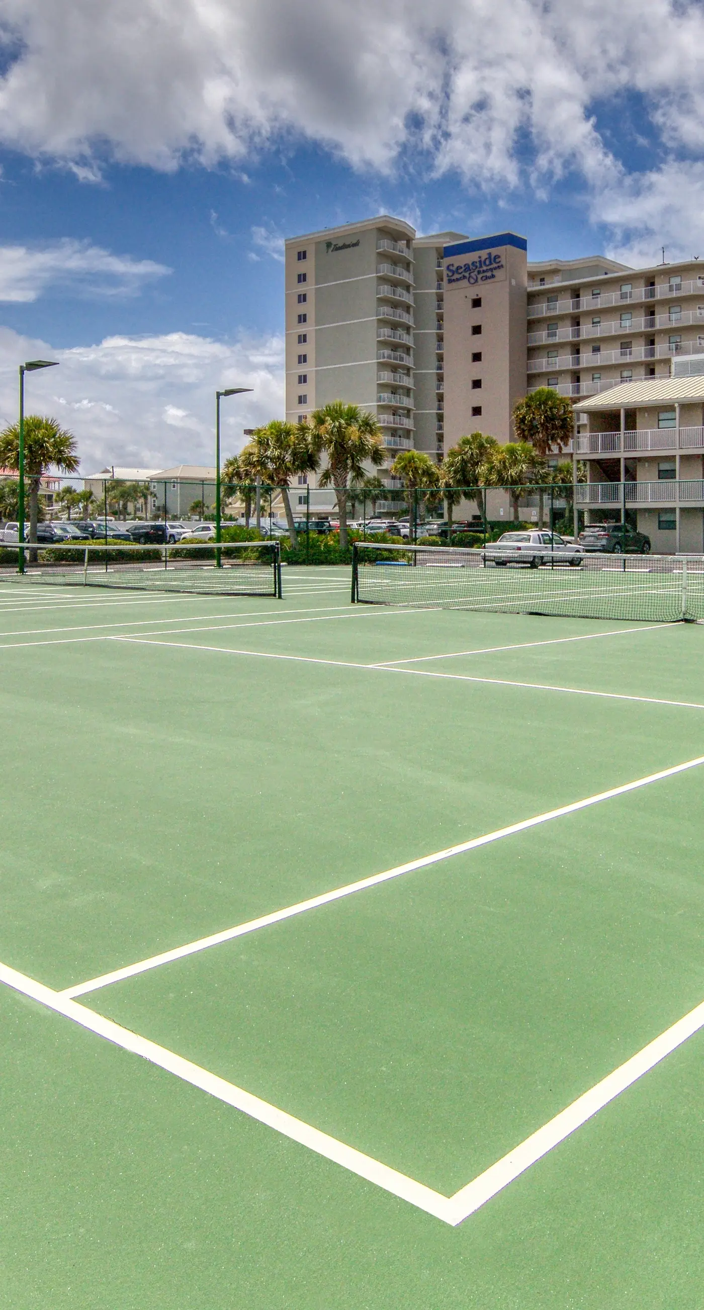 8th-floor beachfront condo w/ fitness center, hot tub, tennis courts, & 3 pools