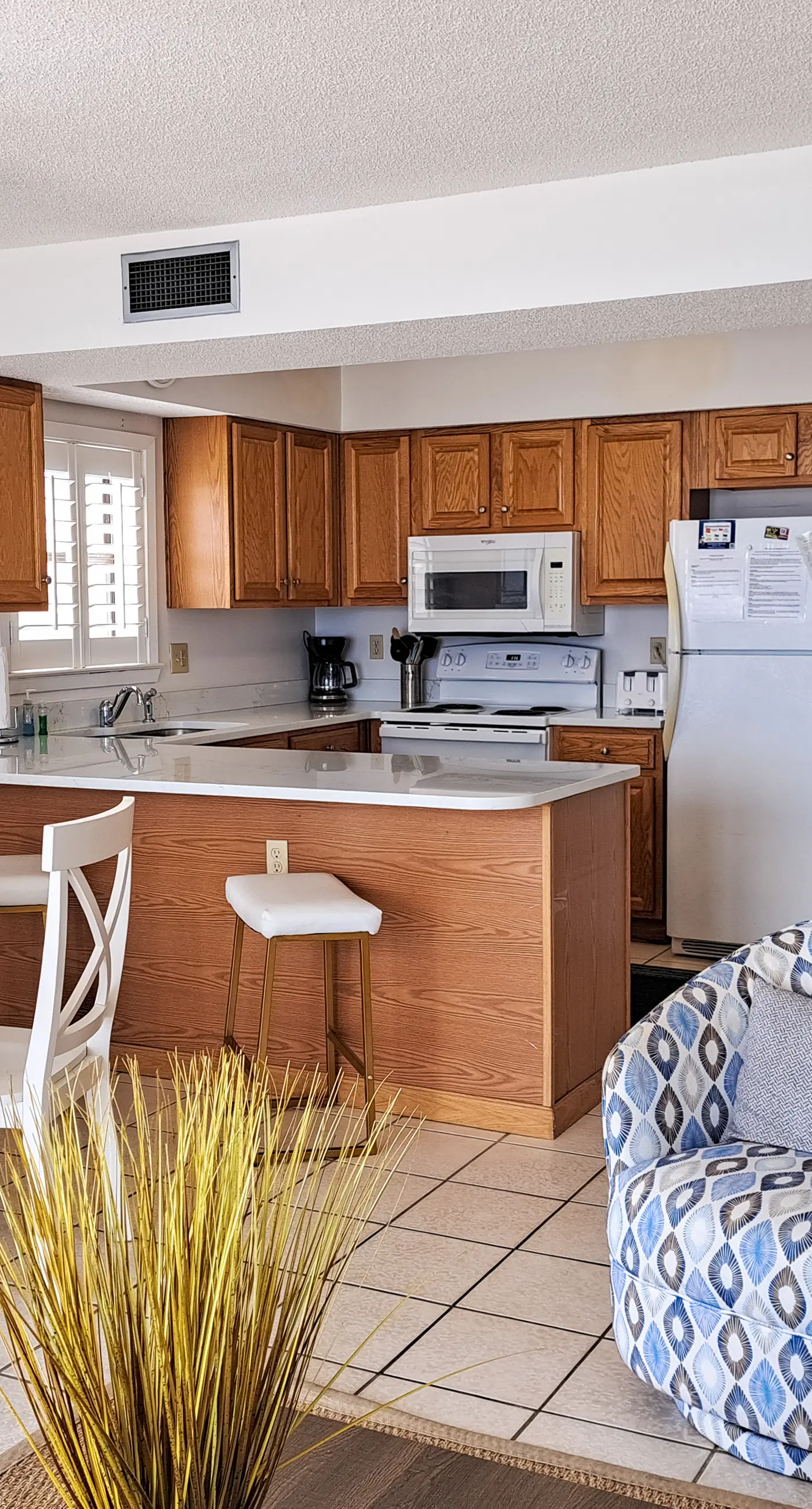 8th-floor beachfront condo w/ fitness center, hot tub, tennis courts, & 3 pools