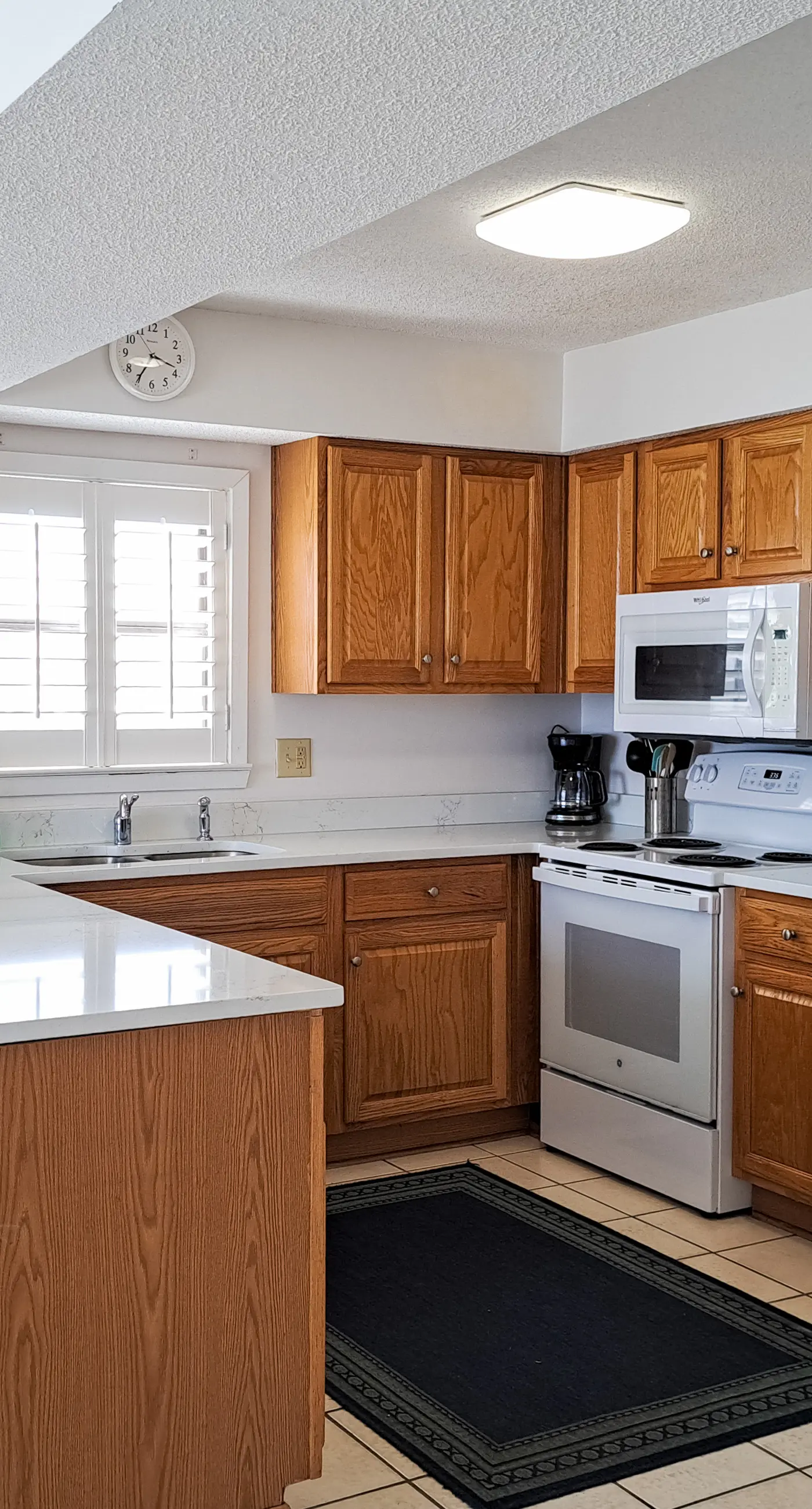 8th-floor beachfront condo w/ fitness center, hot tub, tennis courts, & 3 pools