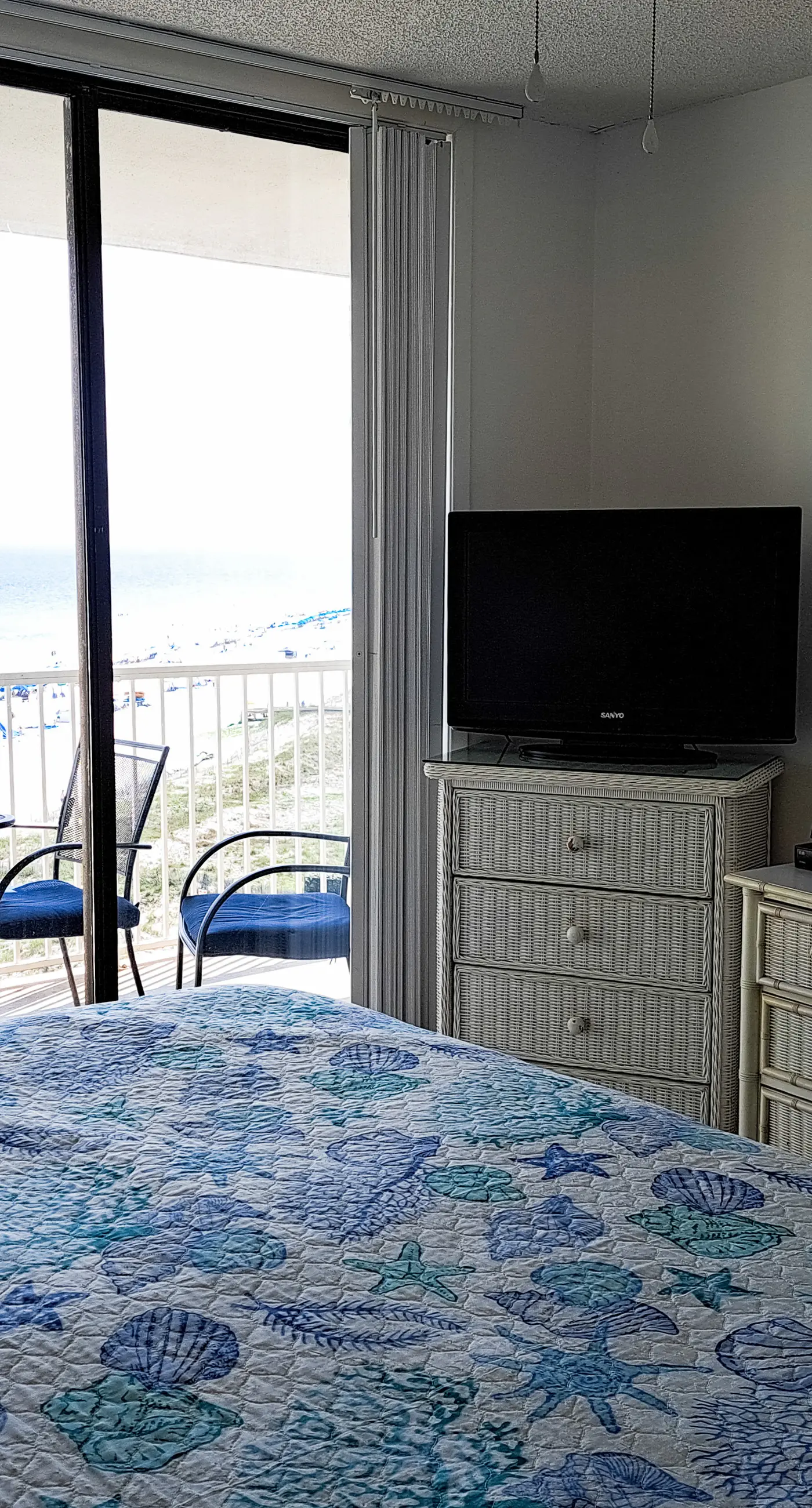 8th-floor beachfront condo w/ fitness center, hot tub, tennis courts, & 3 pools
