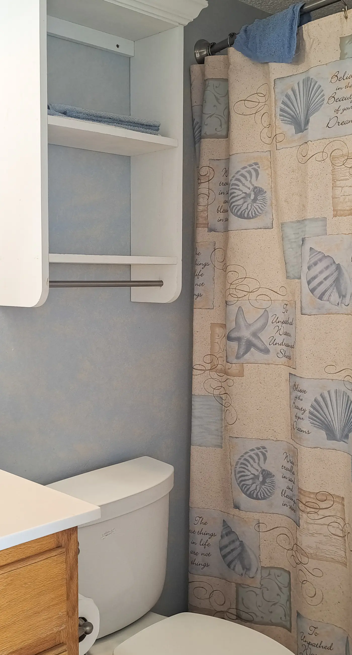 8th-floor beachfront condo w/ fitness center, hot tub, tennis courts, & 3 pools