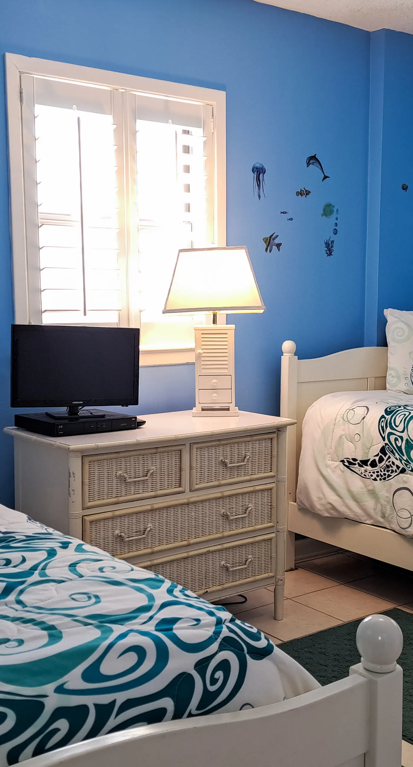 8th-floor beachfront condo w/ fitness center, hot tub, tennis courts, & 3 pools